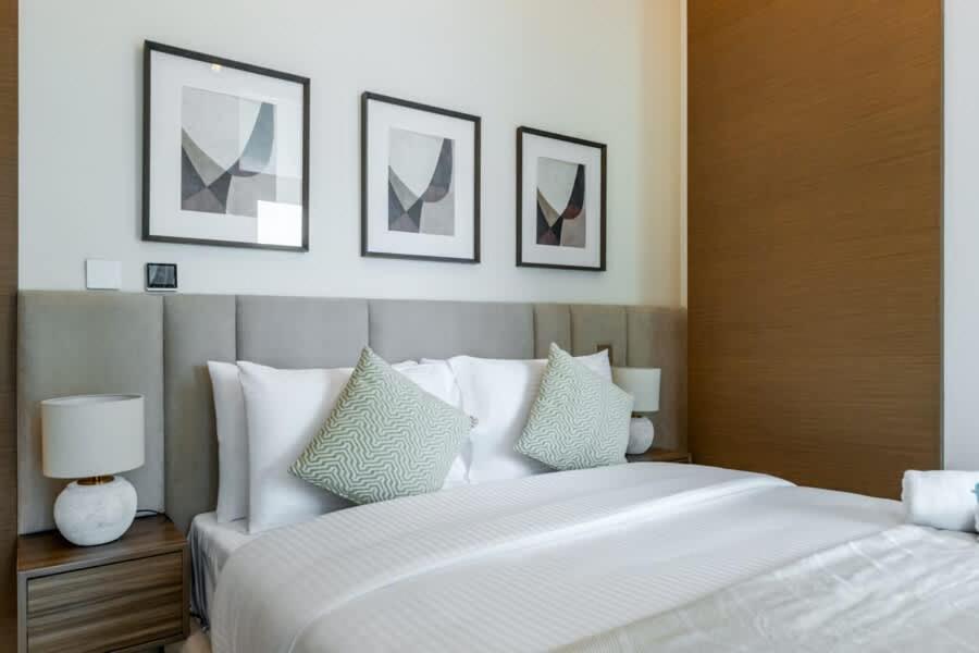 FAM Living - 3 bedroom and Maids Room Retreat Overlooking Dubai Canal