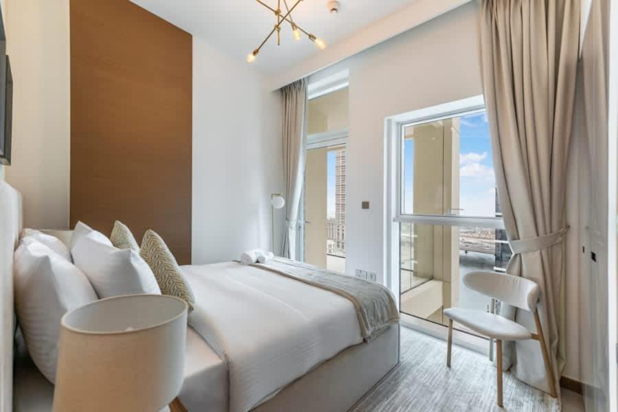 FAM Living - 3 bedroom and Maids Room Retreat Overlooking Dubai Canal