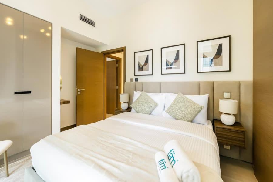 FAM Living - 3 bedroom and Maids Room Retreat Overlooking Dubai Canal