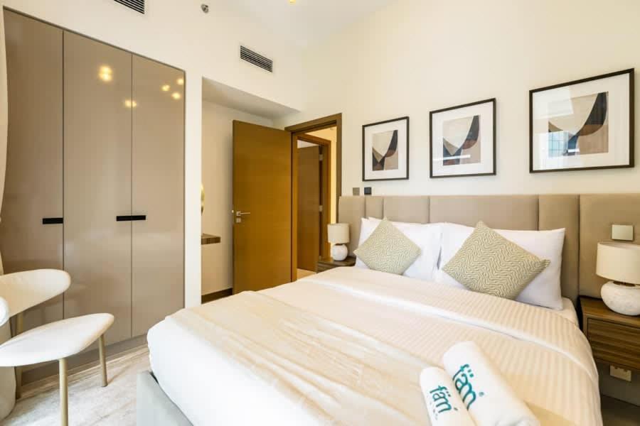FAM Living - 3 bedroom and Maids Room Retreat Overlooking Dubai Canal