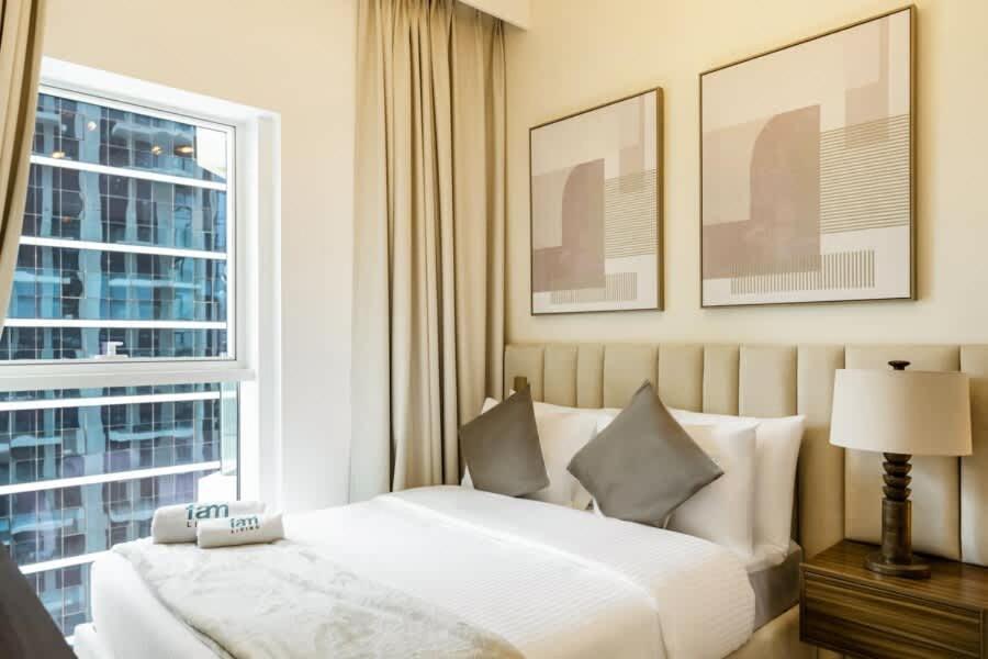 FAM Living - 3 bedroom and Maids Room Retreat Overlooking Dubai Canal