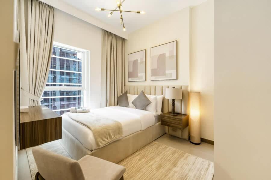 FAM Living - 3 bedroom and Maids Room Retreat Overlooking Dubai Canal