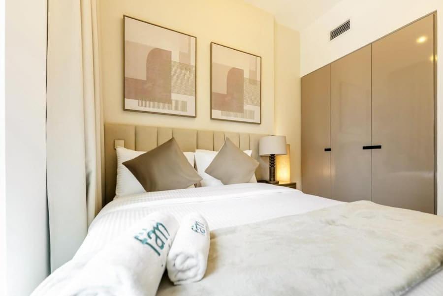 FAM Living - 3 bedroom and Maids Room Retreat Overlooking Dubai Canal