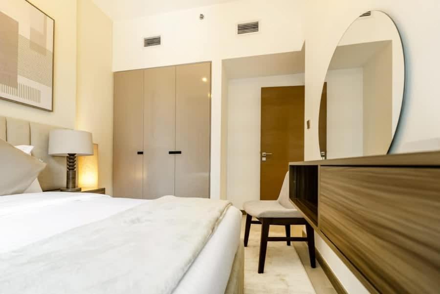 FAM Living - 3 bedroom and Maids Room Retreat Overlooking Dubai Canal