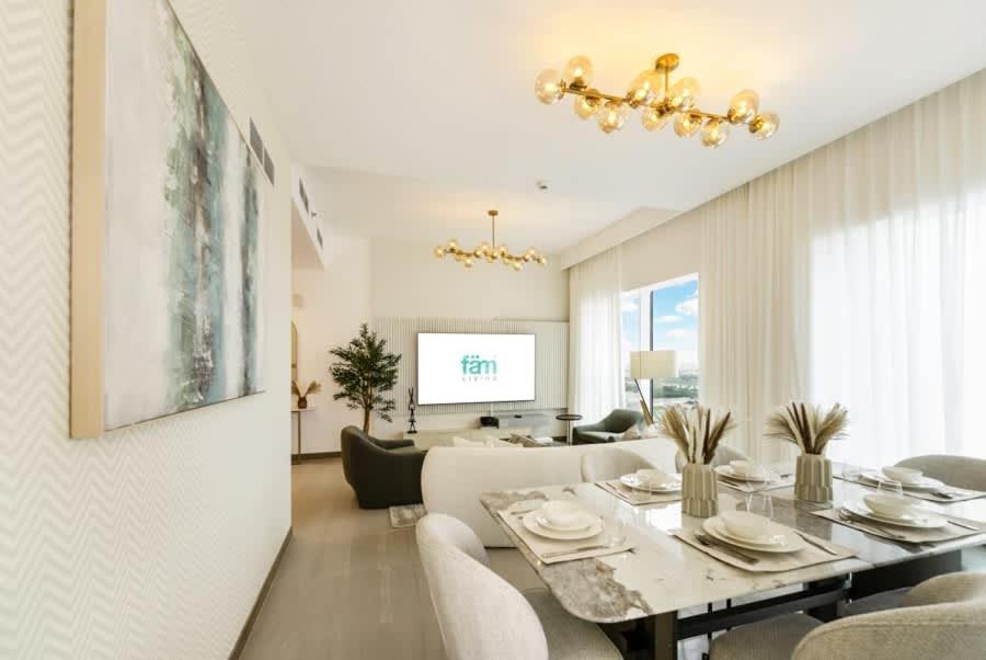 FAM Living - 3 bedroom and Maids Room Retreat Overlooking Dubai Canal