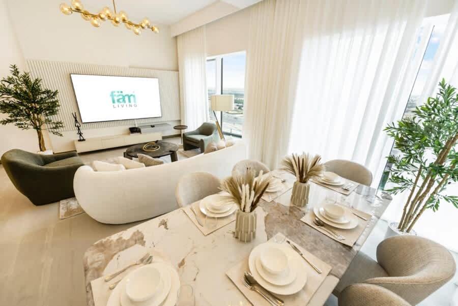 FAM Living - 3 bedroom and Maids Room Retreat Overlooking Dubai Canal