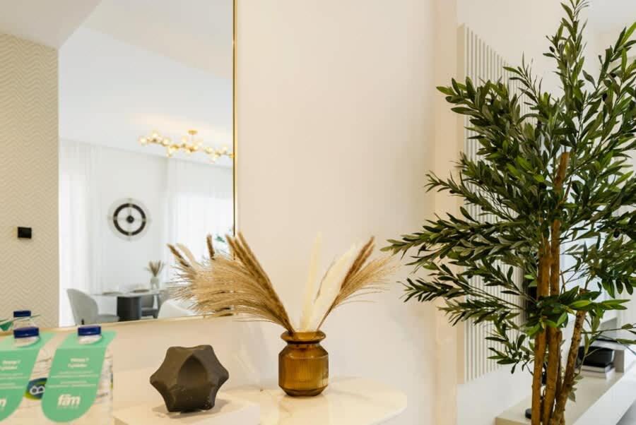FAM Living - 3 bedroom and Maids Room Retreat Overlooking Dubai Canal