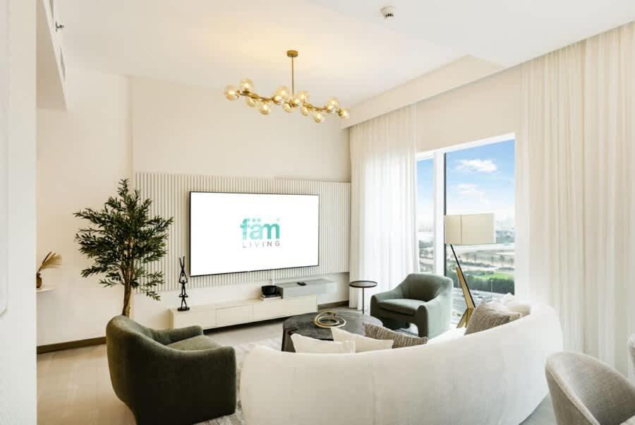 FAM Living - 3 bedroom and Maids Room Retreat Overlooking Dubai Canal