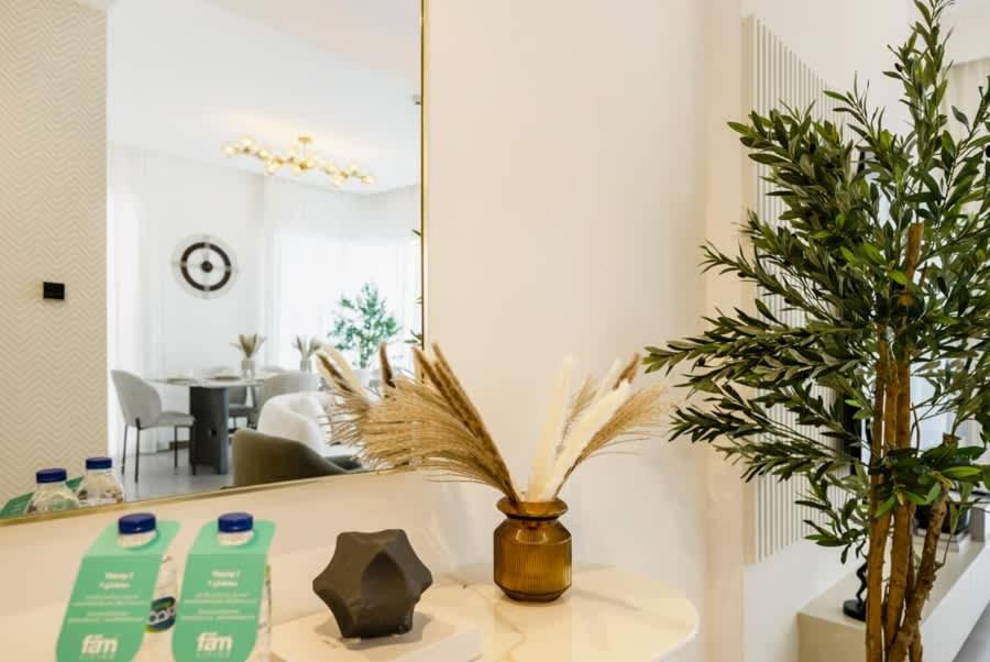 FAM Living - 3 bedroom and Maids Room Retreat Overlooking Dubai Canal