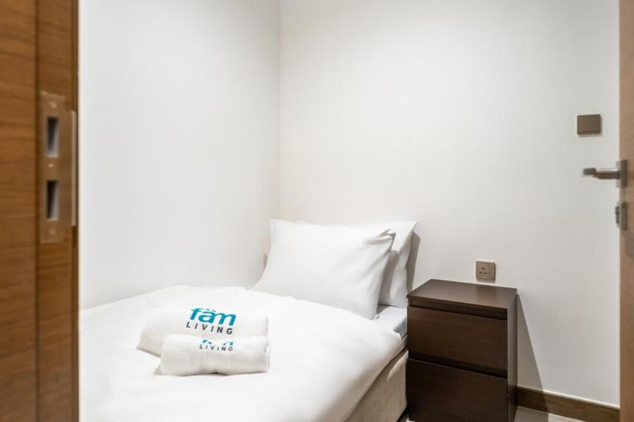 FAM Living - 3 bedroom and Maids Room Retreat Overlooking Dubai Canal