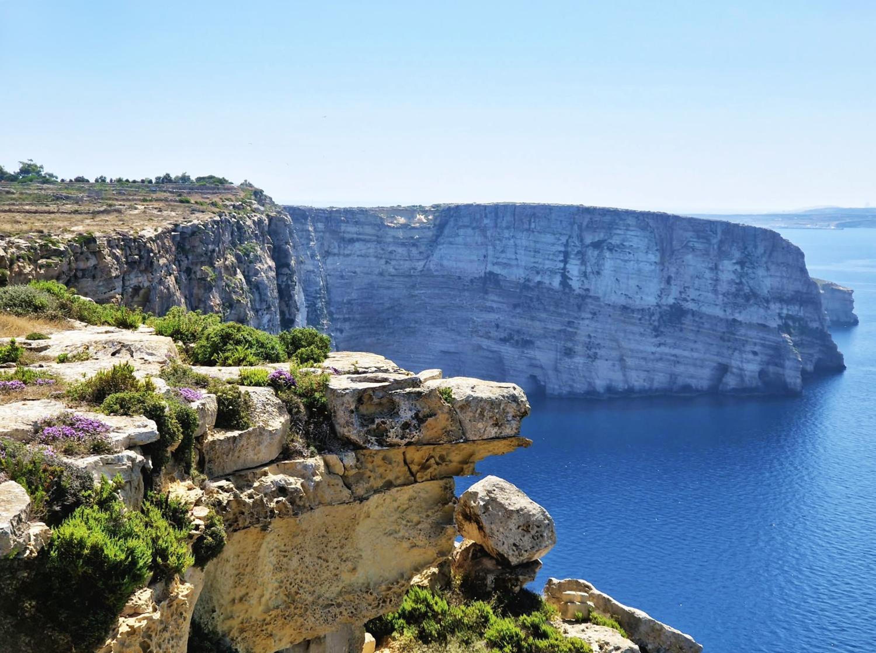 Cliff's Edge Luxury Apartment With Large Pool & Stunning Views