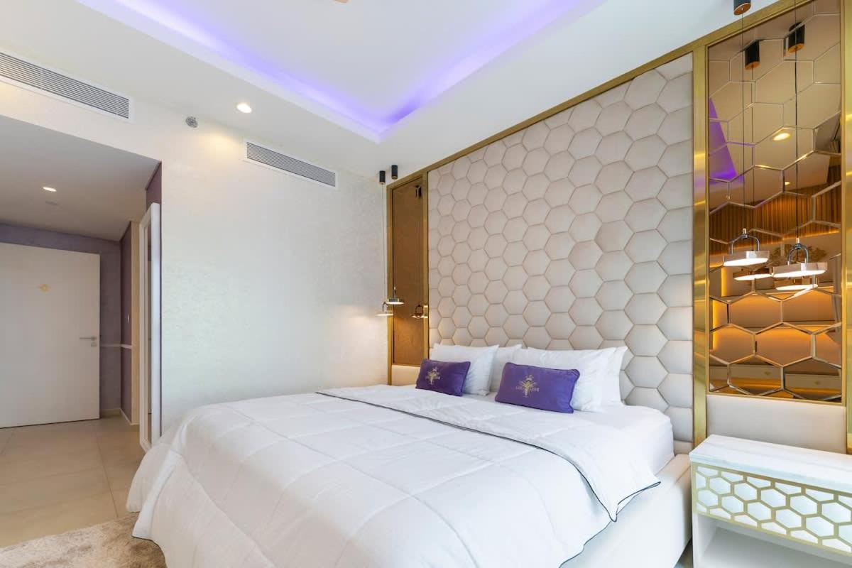 FAM Living Elegant 2BR Stay in Downtown Walk to Dubai Mall