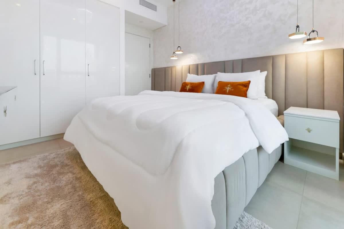 FAM Living Elegant 2BR Stay in Downtown Walk to Dubai Mall