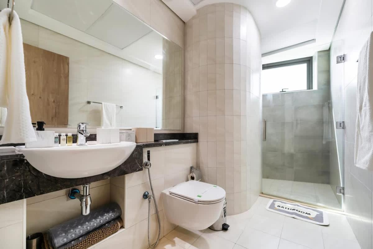 FAM Living - 2BR Apartment with Burj & Canal Views at The Bay