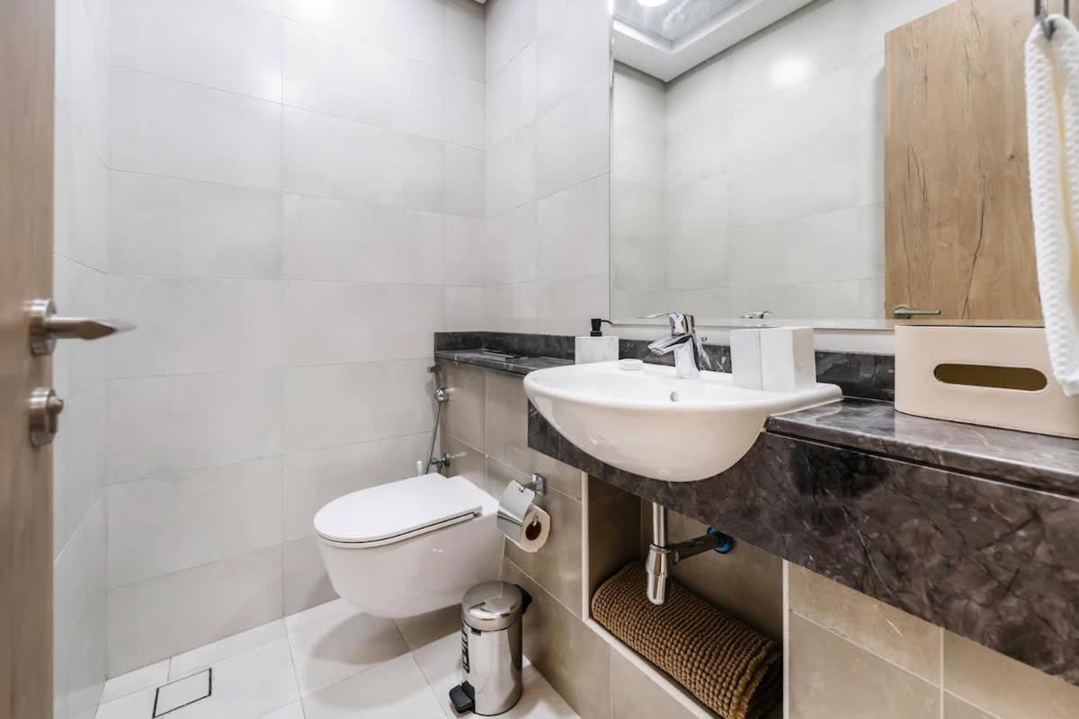 FAM Living - 2BR Apartment with Burj & Canal Views at The Bay