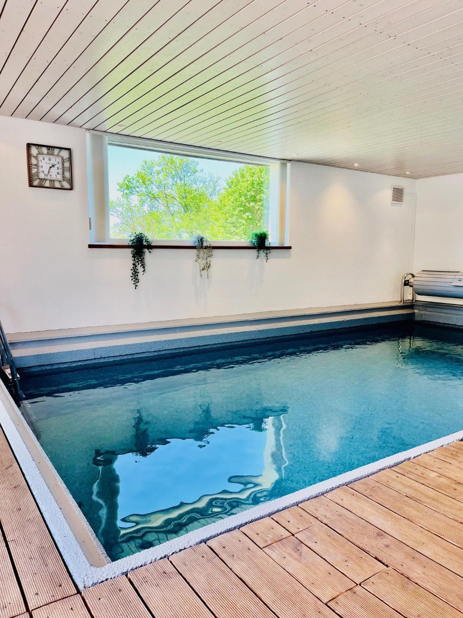 Suite4you Erlen l Privater Indoorpool ganzjährig beheizt & Sauna l 10min zum Bodensee, Parkplatz & WLAN