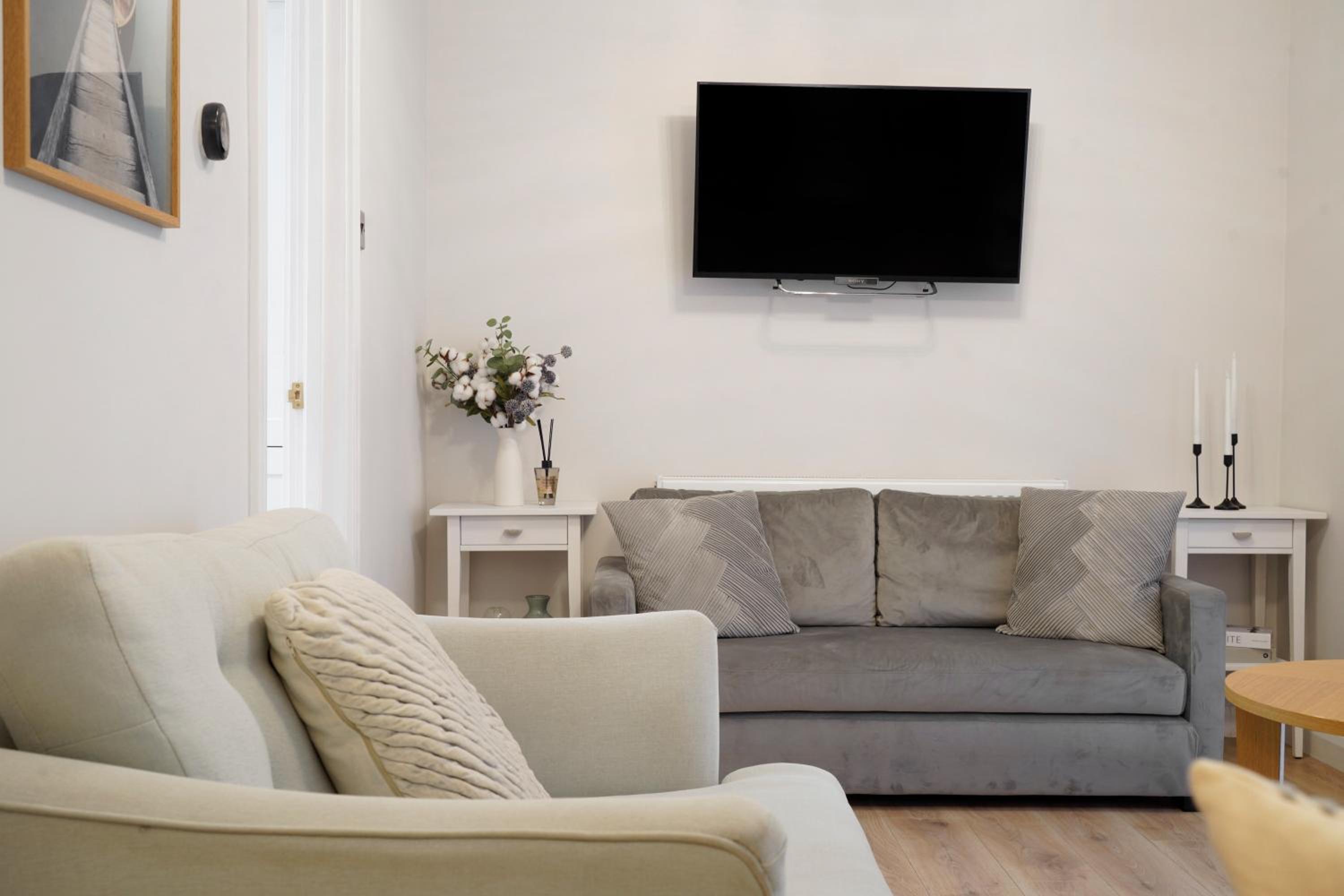 Milton Keynes 3BR, Modern Home, Sleeps 5, Families Stays, Parking , Free WiFi