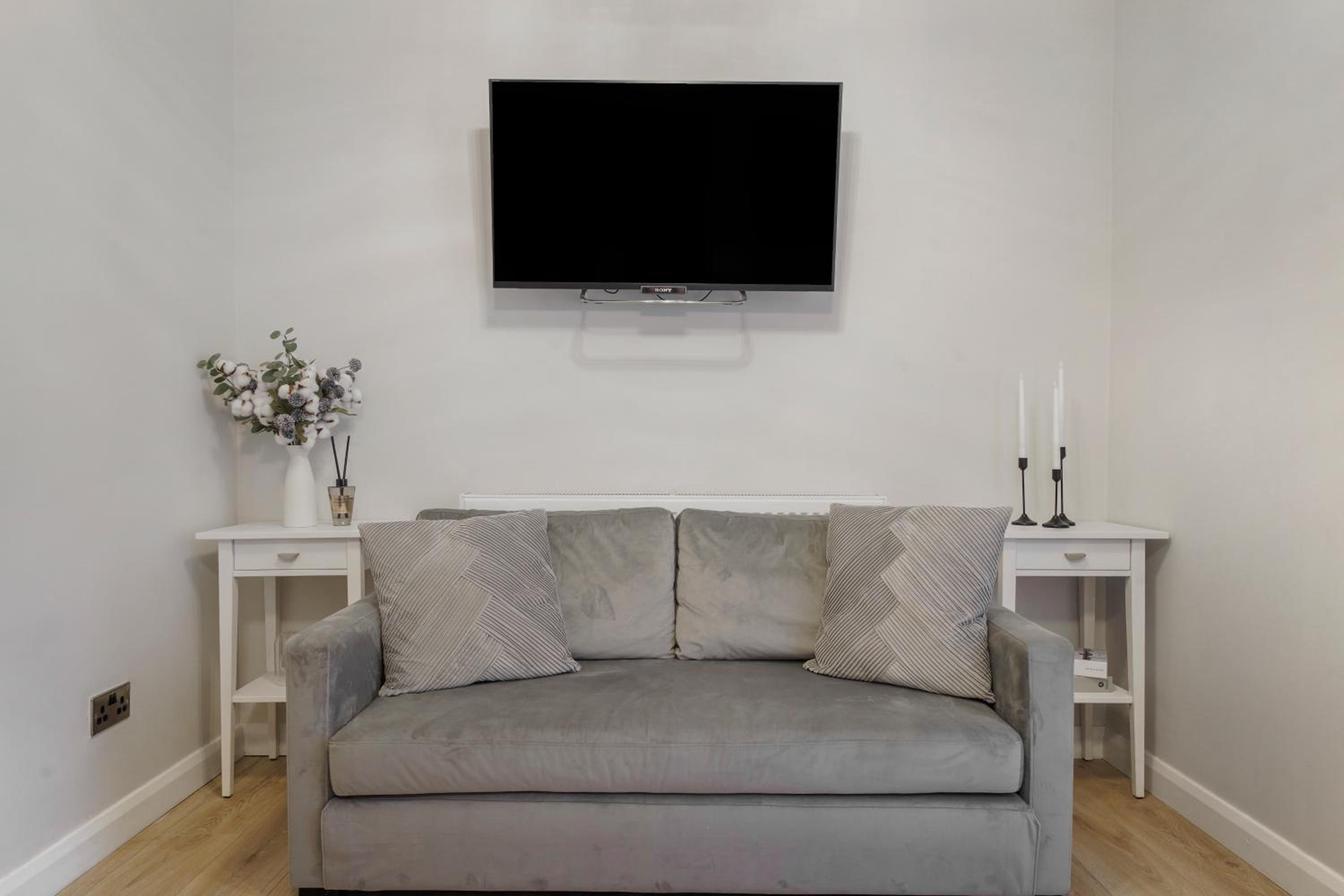 Milton Keynes 3BR, Modern Home, Sleeps 5, Families Stays, Parking , Free WiFi