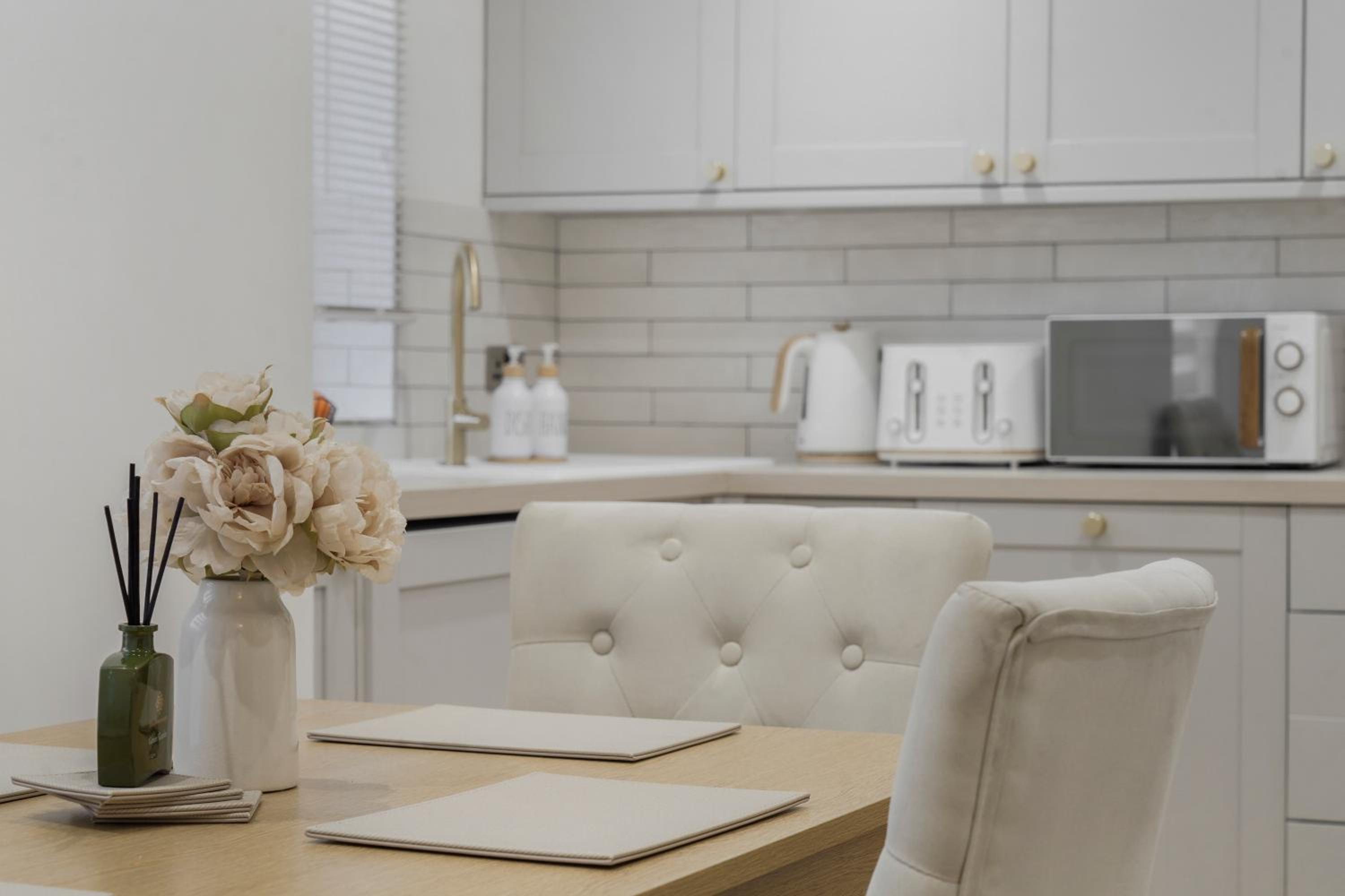 Milton Keynes 3BR, Modern Home, Sleeps 5, Families Stays, Parking , Free WiFi