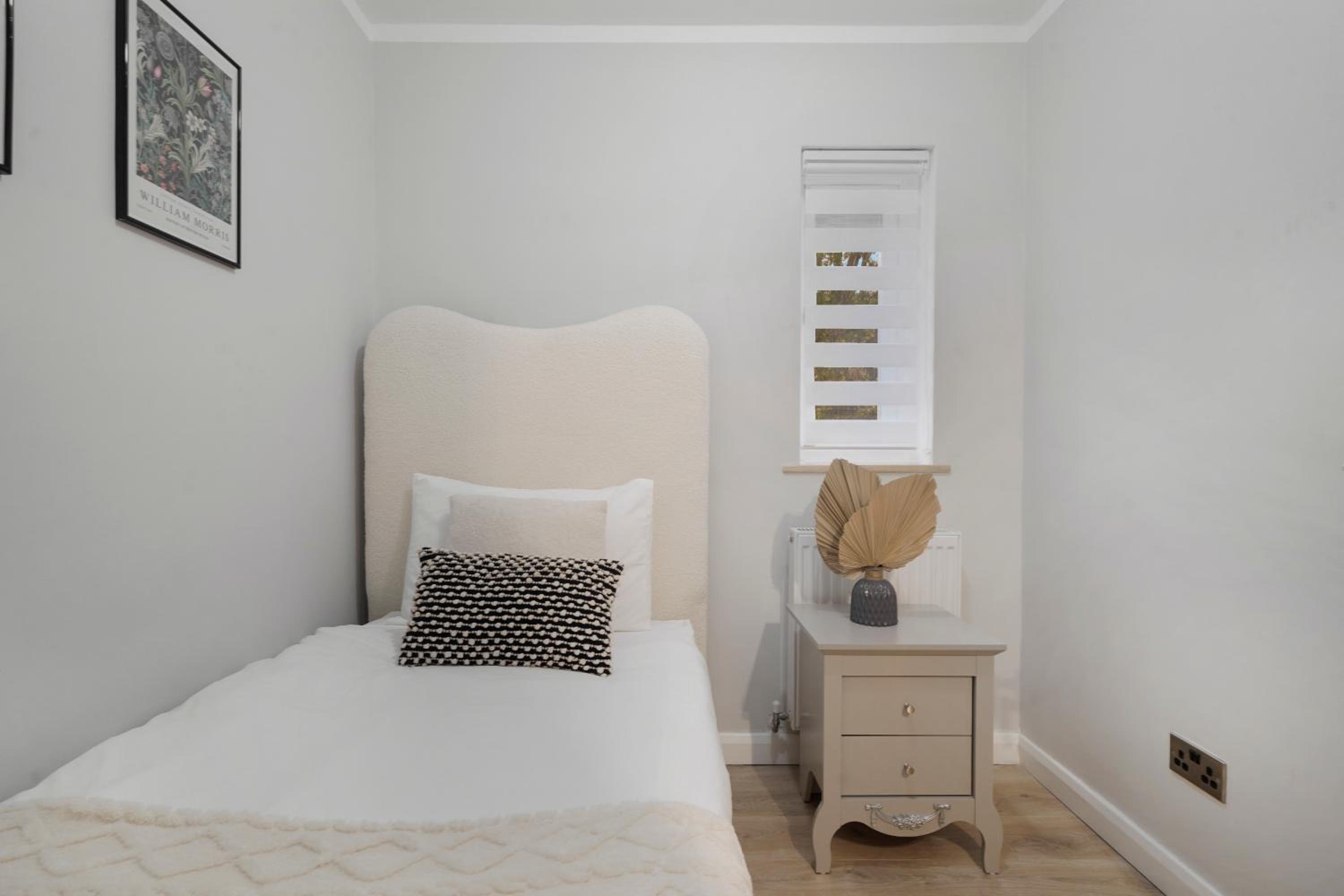 Milton Keynes 3BR, Modern Home, Sleeps 5, Families Stays, Parking , Free WiFi