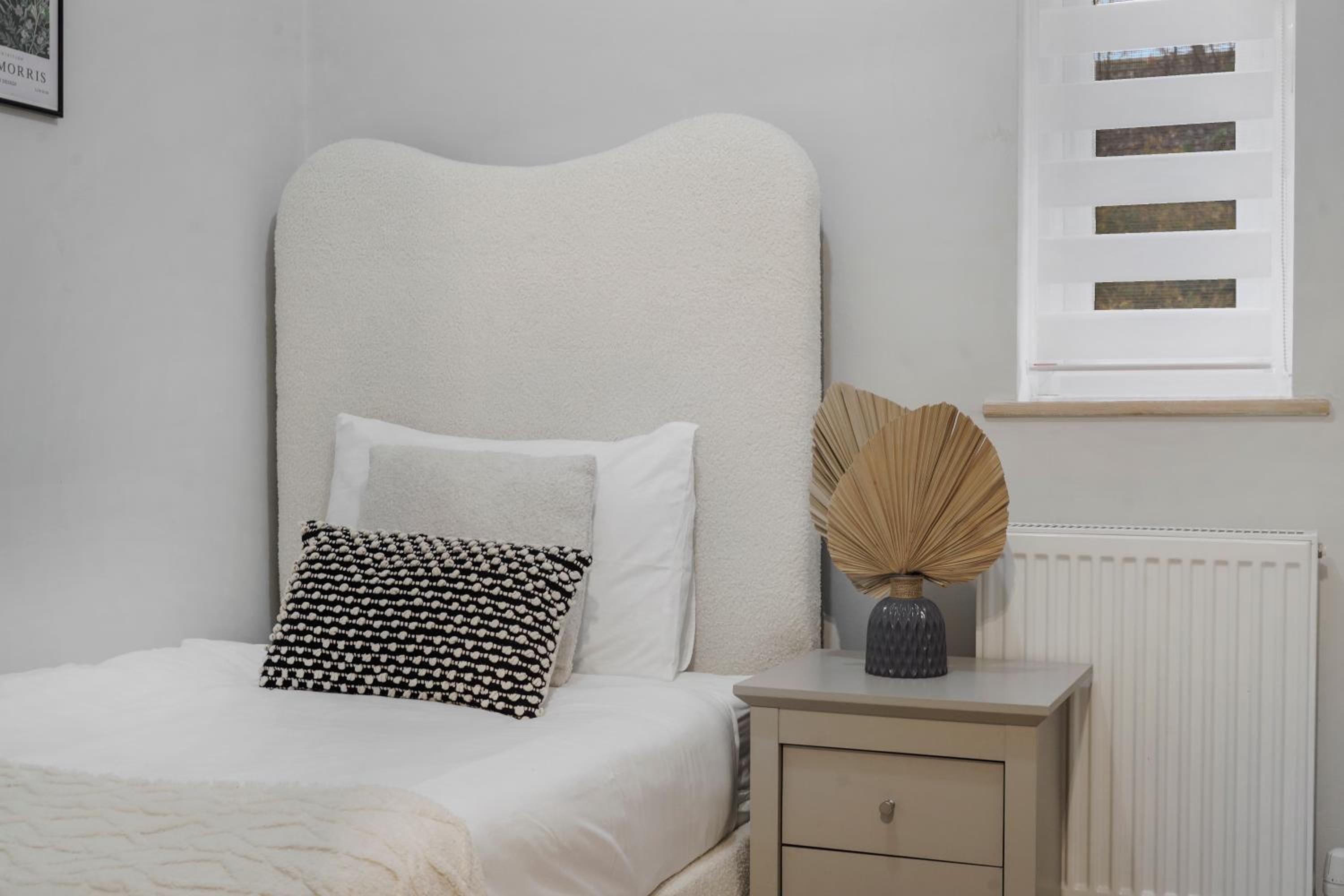 Milton Keynes 3BR, Modern Home, Sleeps 5, Families Stays, Parking , Free WiFi