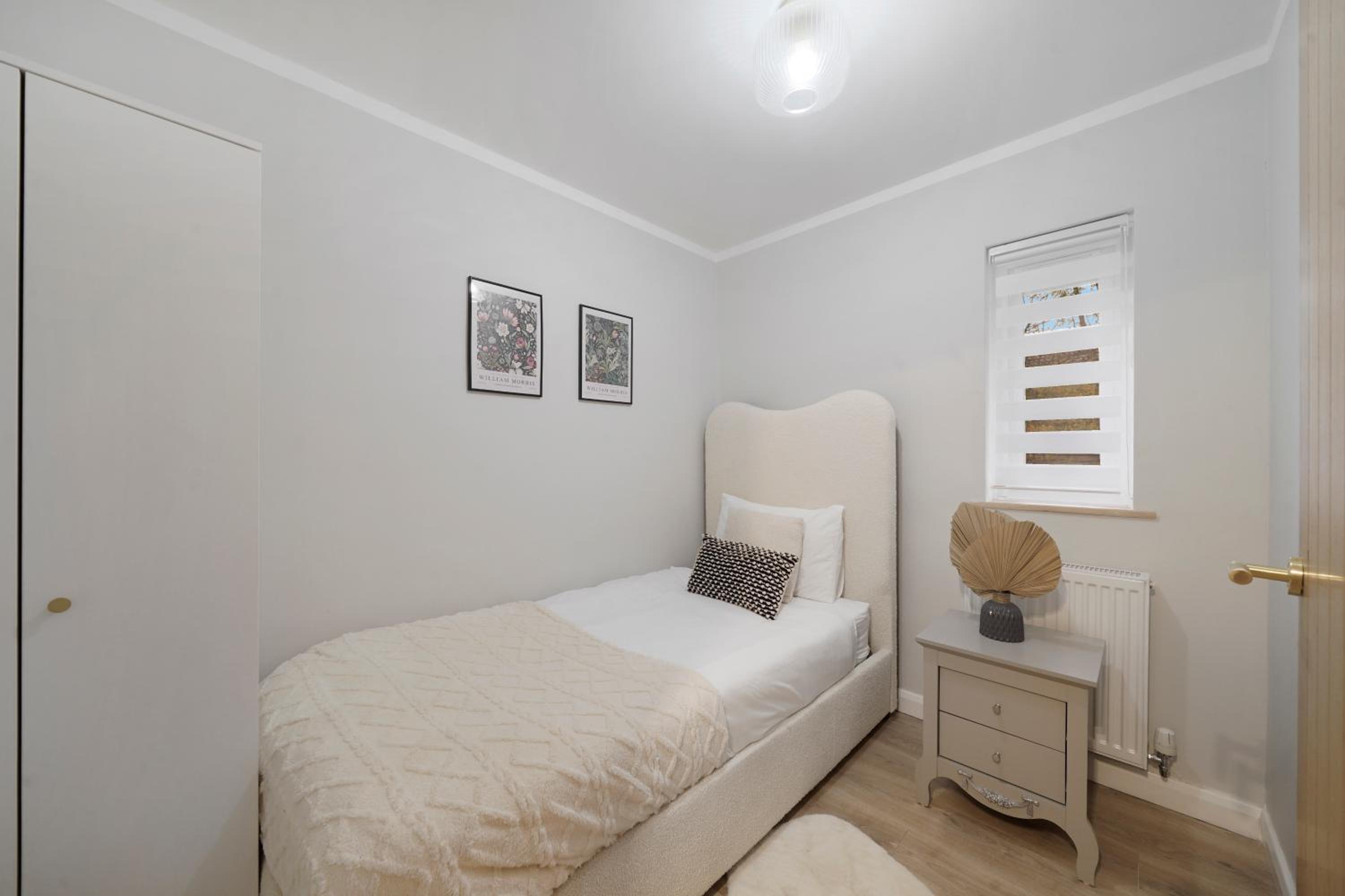Milton Keynes 3BR, Modern Home, Sleeps 5, Families Stays, Parking , Free WiFi