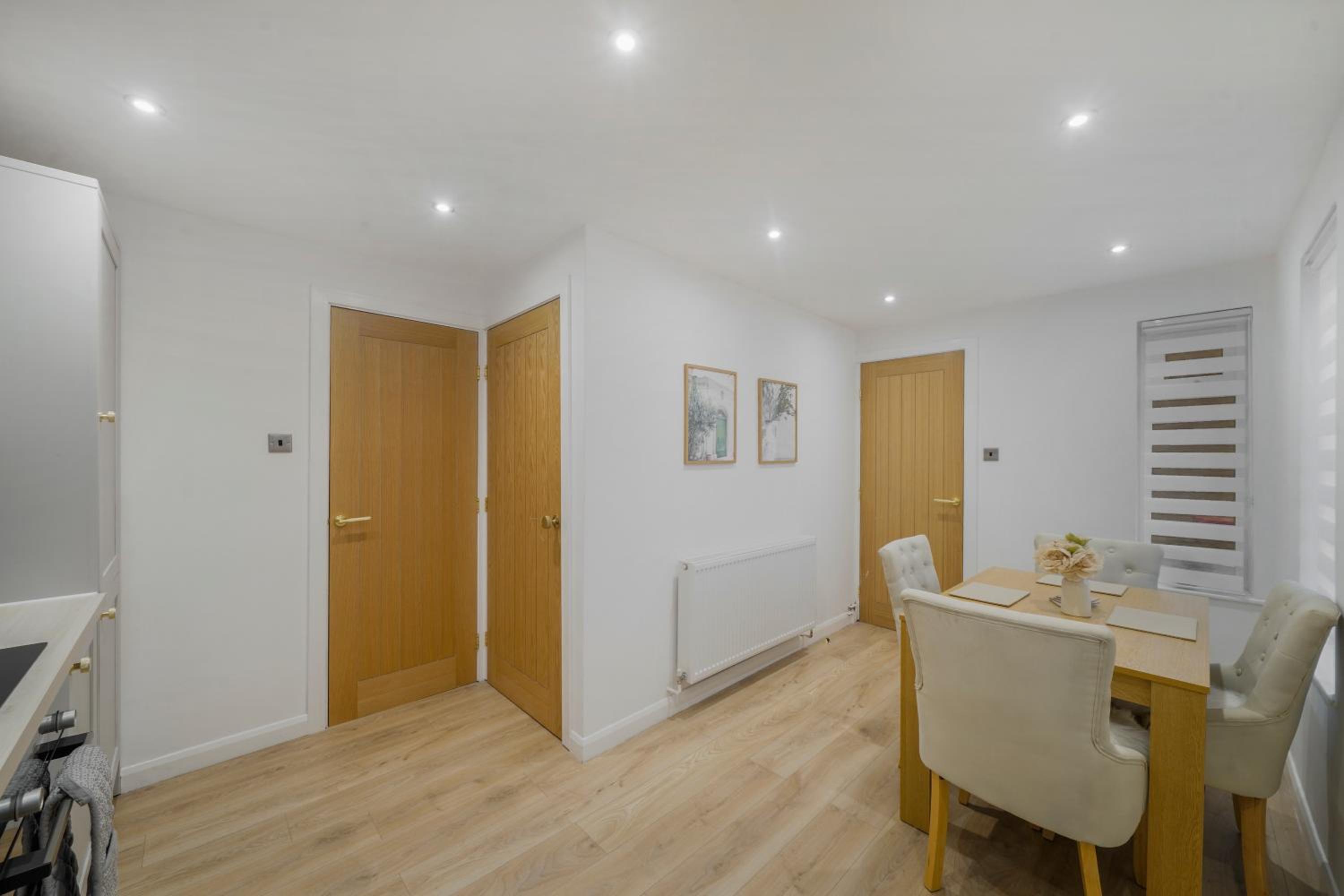 Milton Keynes 3BR, Modern Home, Sleeps 5, Families Stays, Parking , Free WiFi
