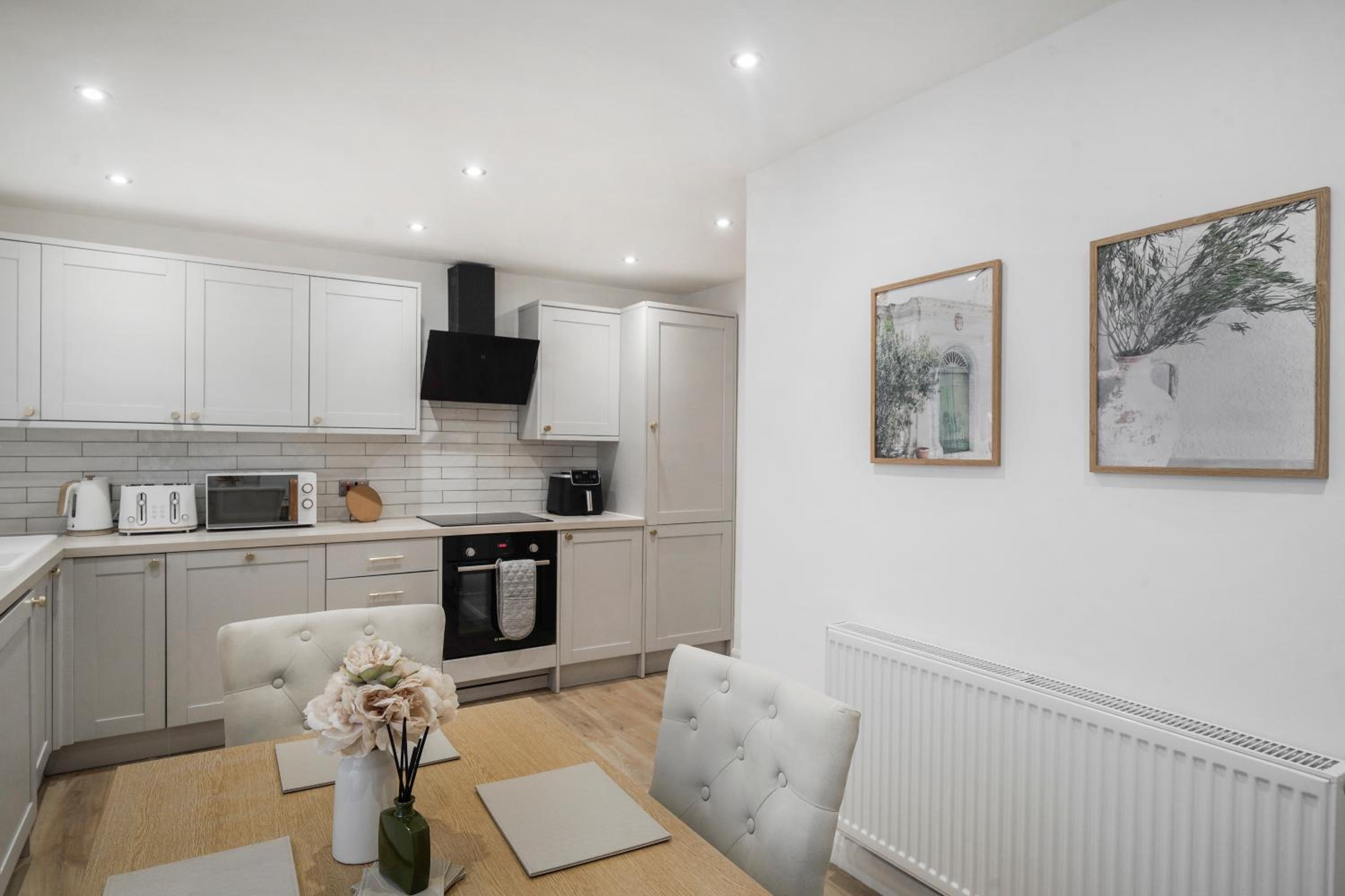 Milton Keynes 3BR, Modern Home, Sleeps 5, Families Stays, Parking , Free WiFi