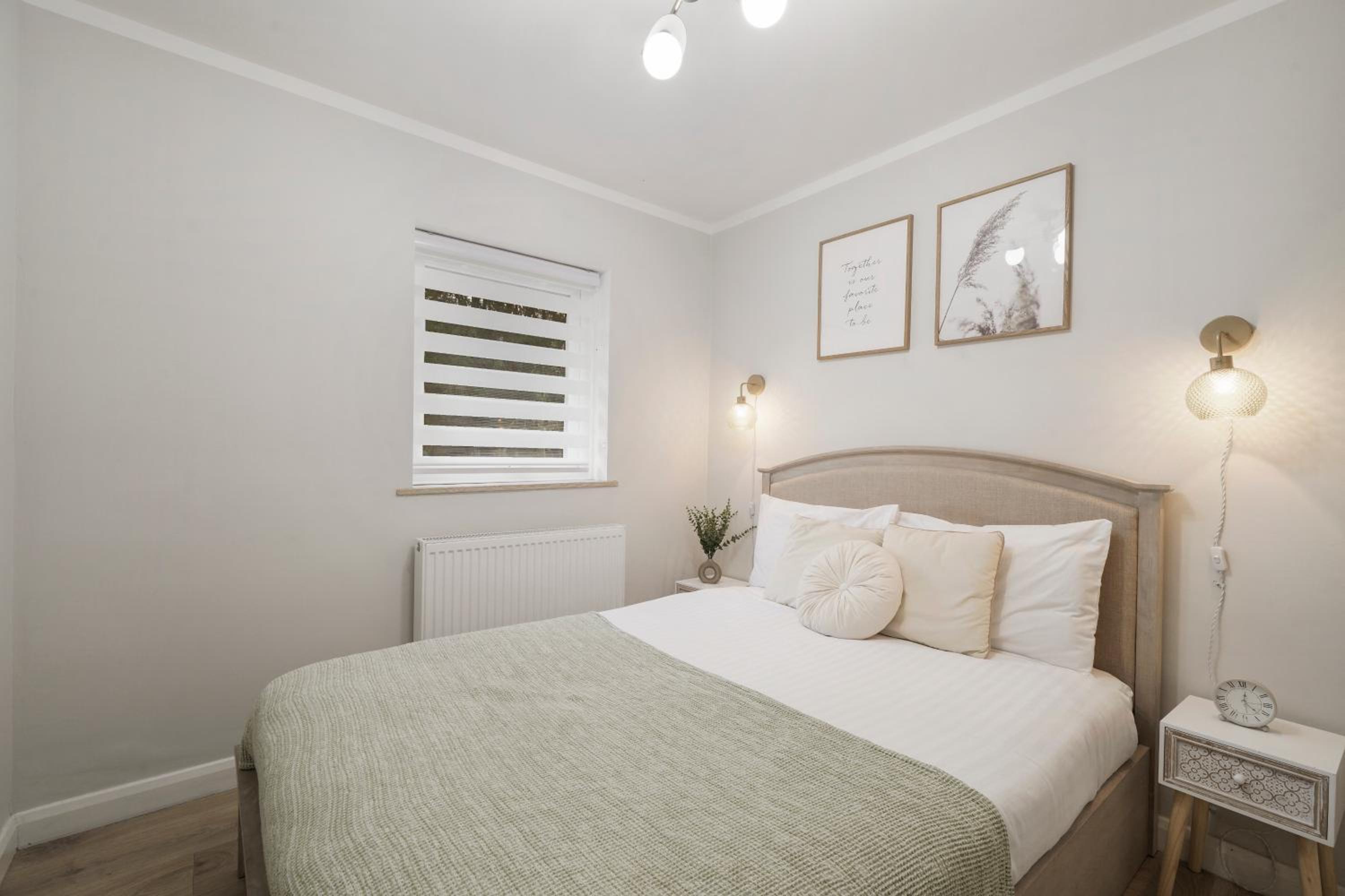 Milton Keynes 3BR, Modern Home, Sleeps 5, Families Stays, Parking , Free WiFi