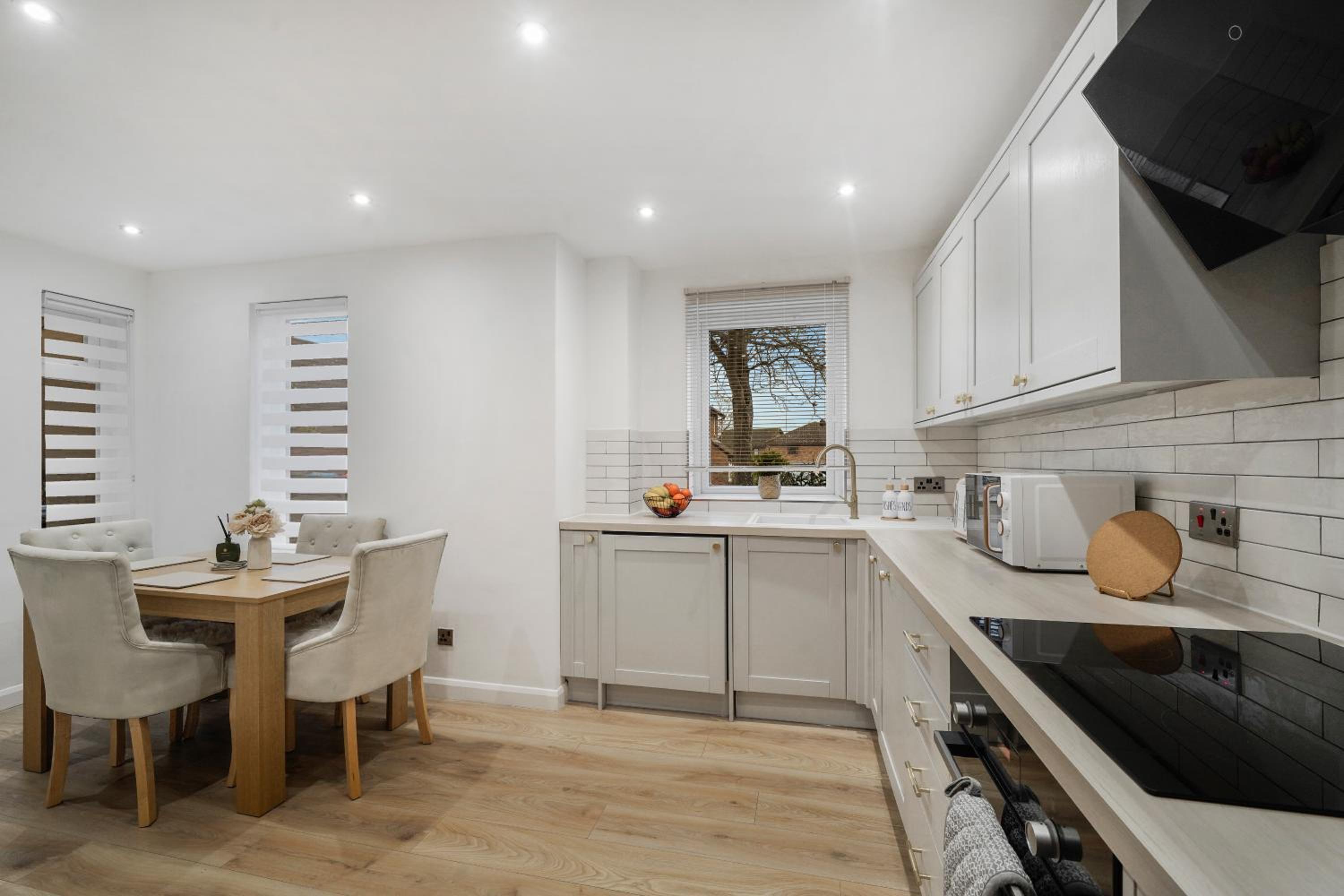 Milton Keynes 3BR, Modern Home, Sleeps 5, Families Stays, Parking , Free WiFi