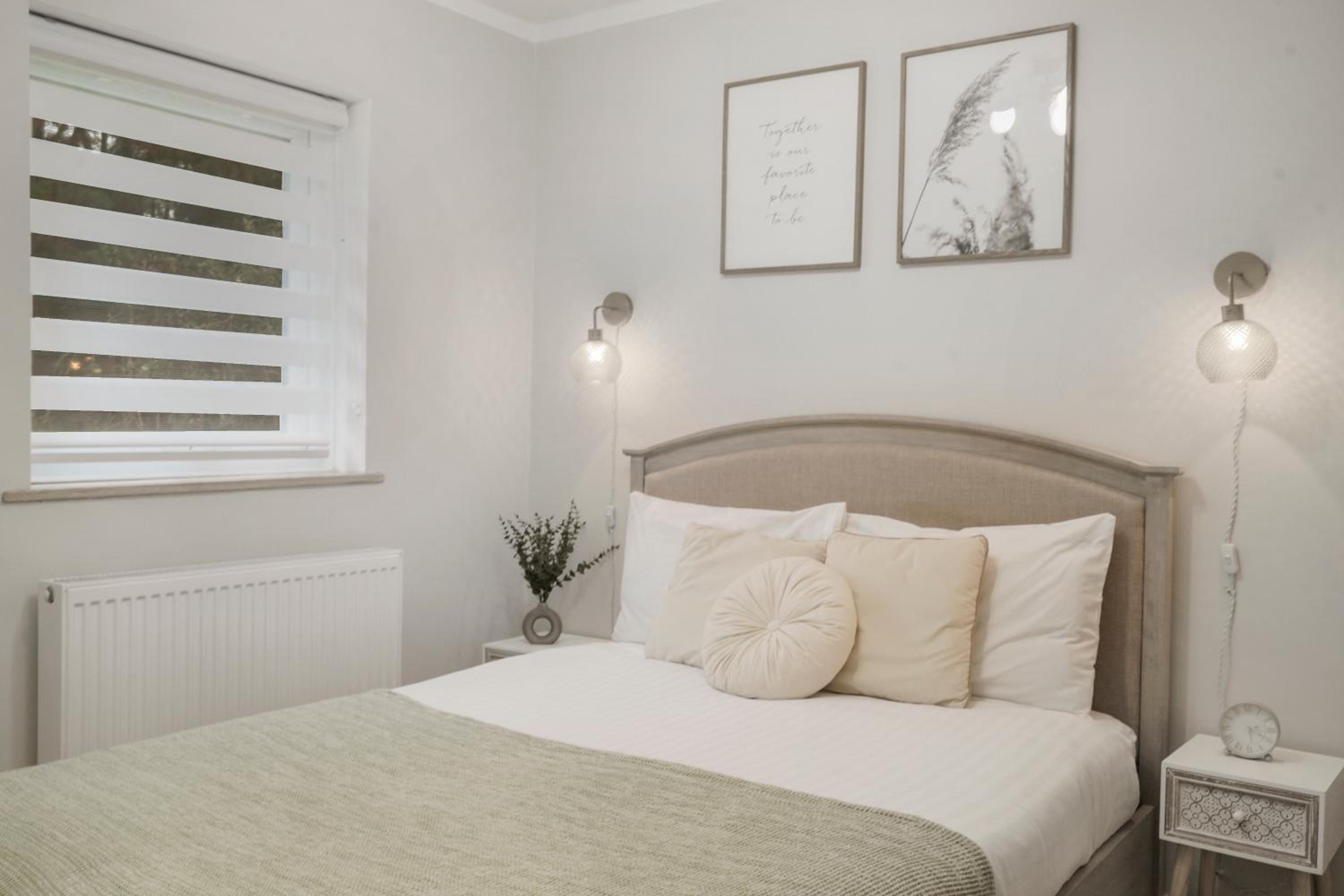 Milton Keynes 3BR, Modern Home, Sleeps 5, Families Stays, Parking , Free WiFi