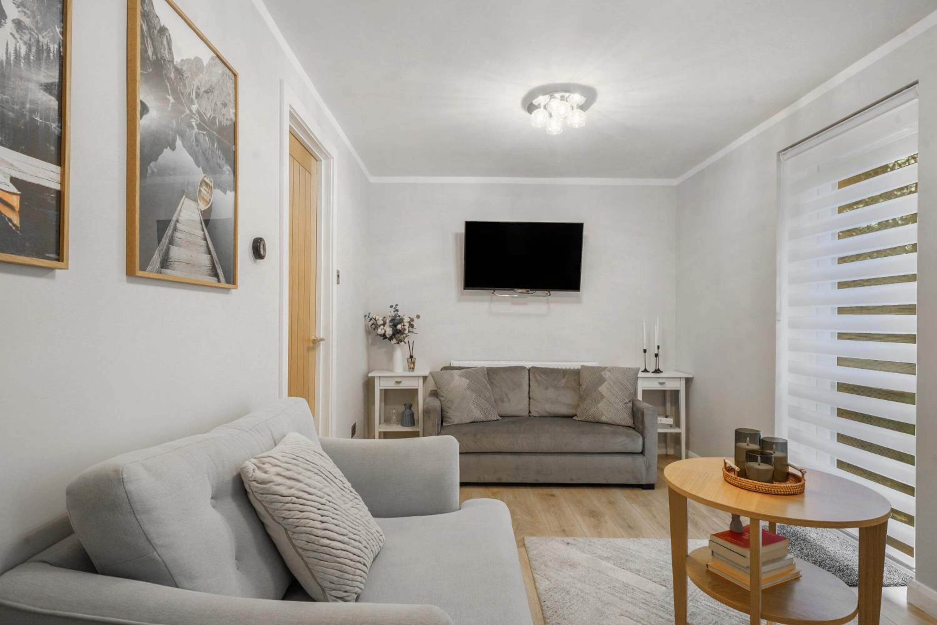 Milton Keynes 3BR, Modern Home, Sleeps 5, Families Stays, Parking , Free WiFi
