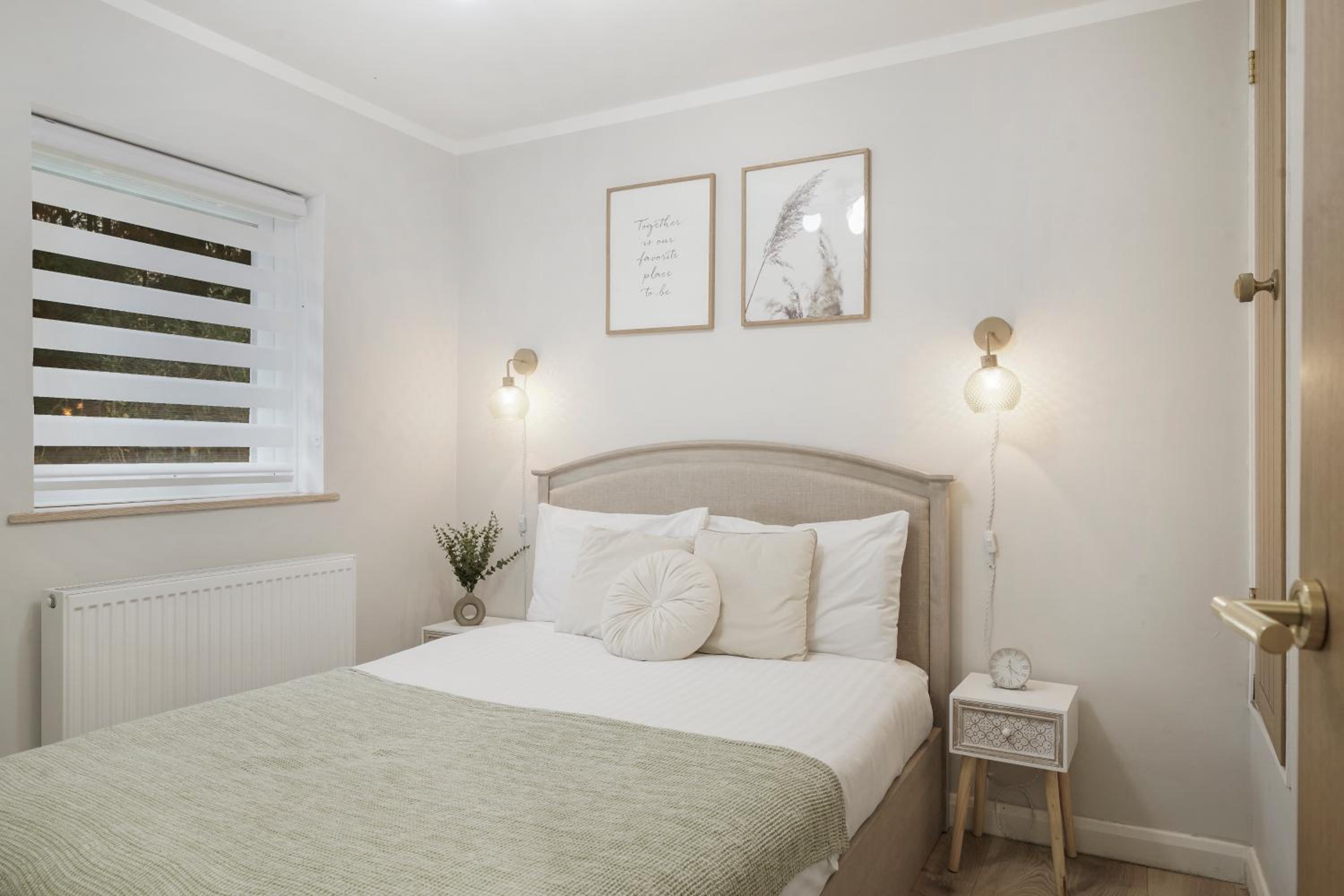 Milton Keynes 3BR, Modern Home, Sleeps 5, Families Stays, Parking , Free WiFi