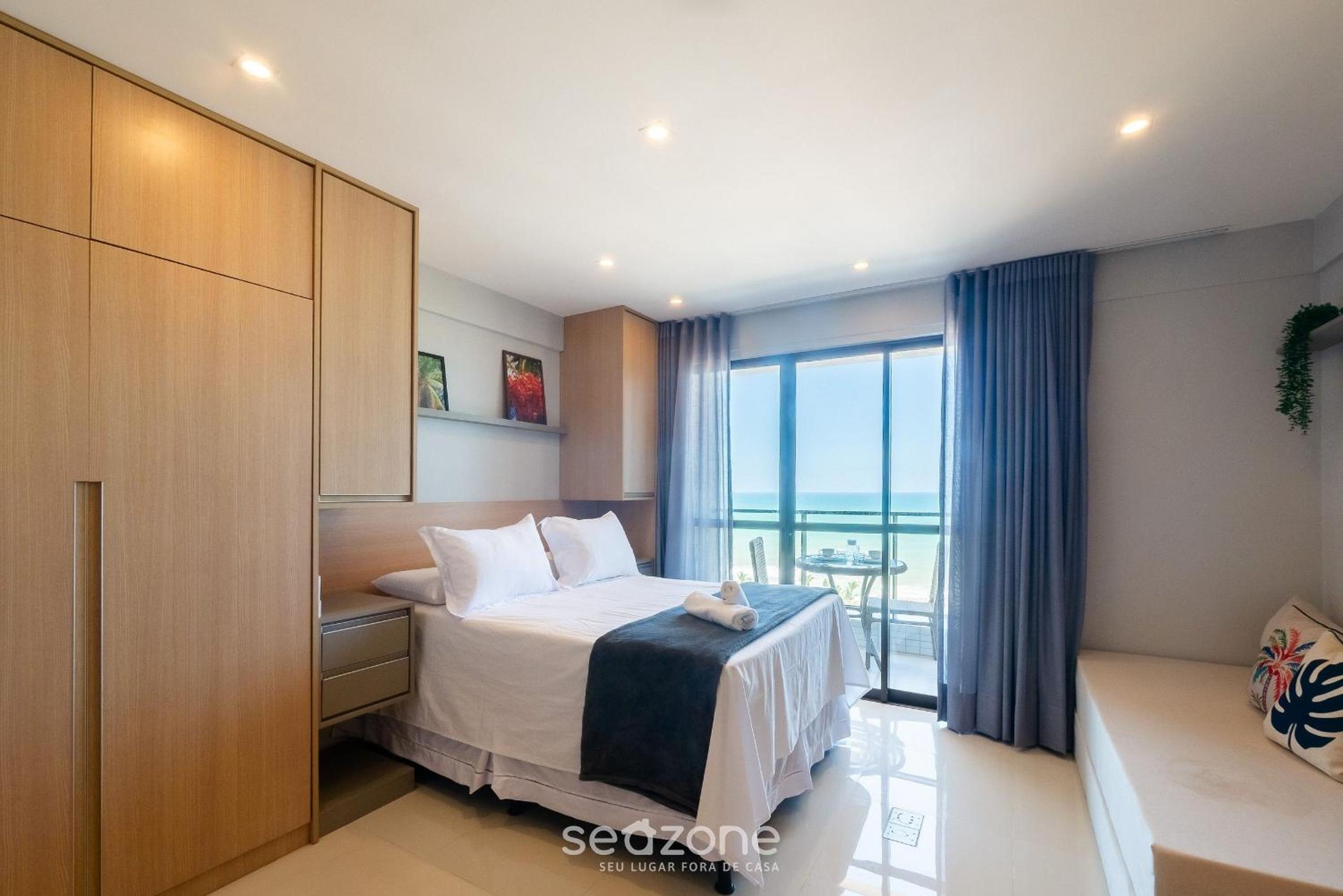 Stay just steps from Itapuã beach, with pool and gym - RGF