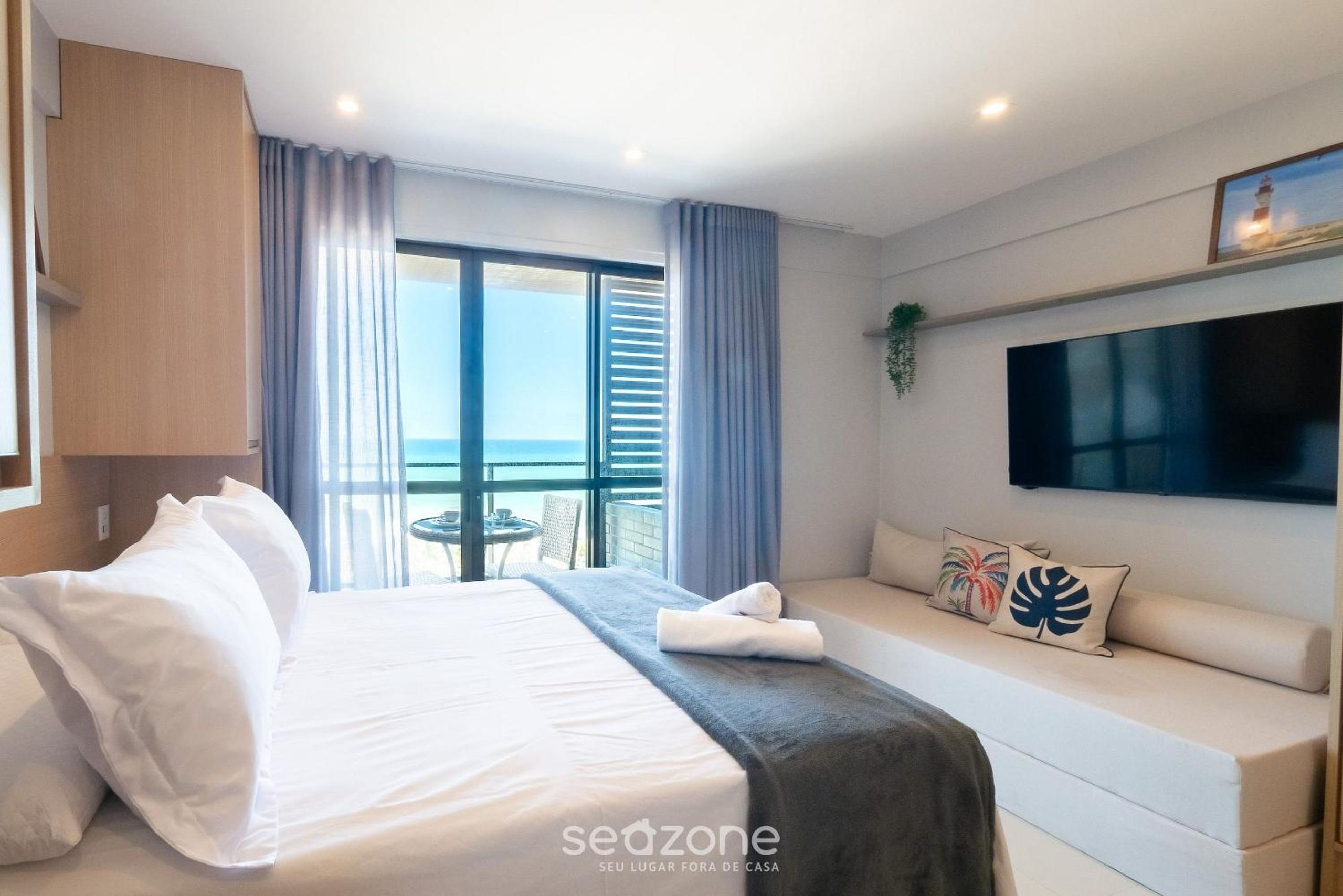 Stay just steps from Itapuã beach, with pool and gym - RGF