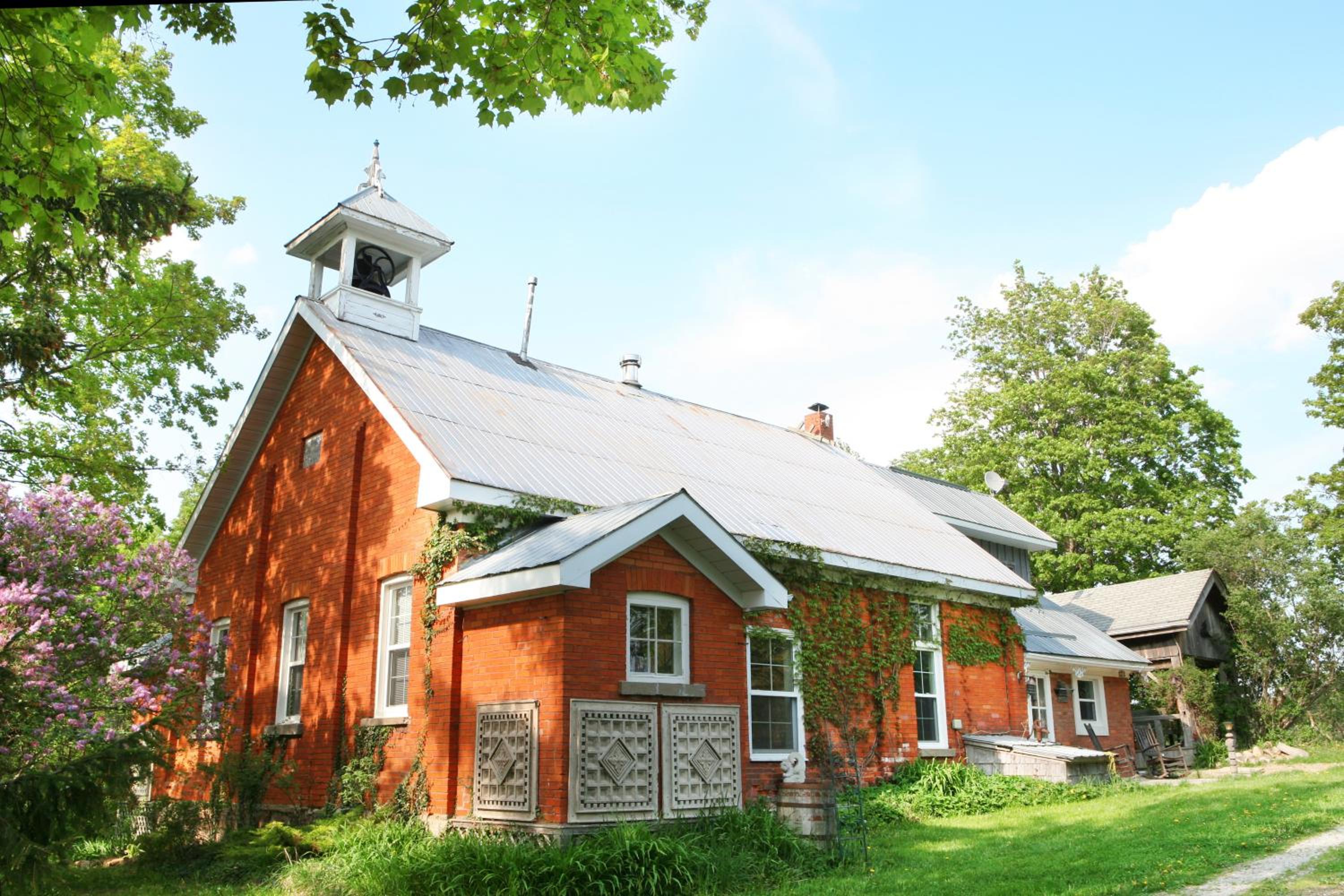 Picturesque School House Retreat