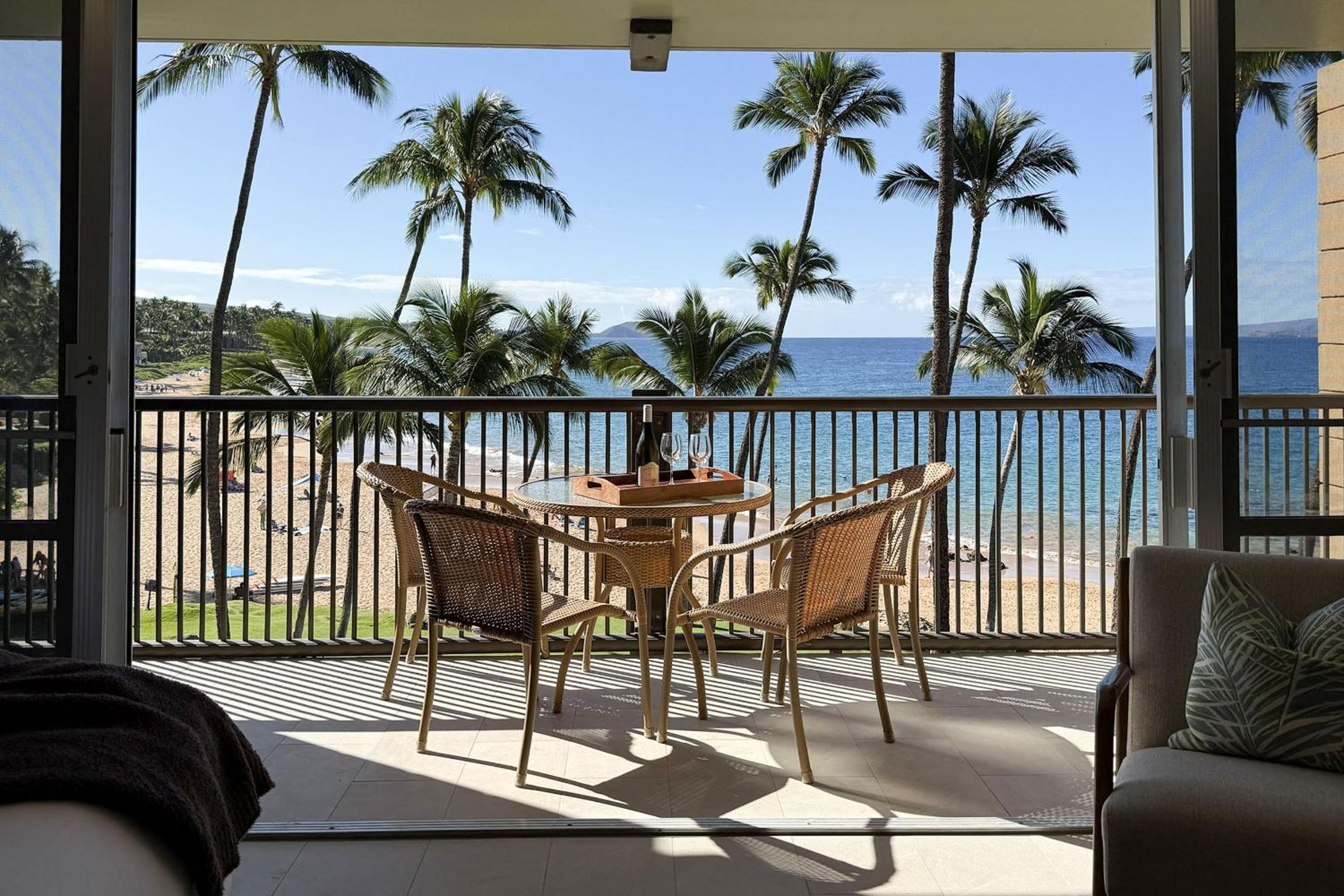 Mana Kai 304 - Renovated Oceanfront 2BR/2BA Condo, Split AC, Beach Access, Views