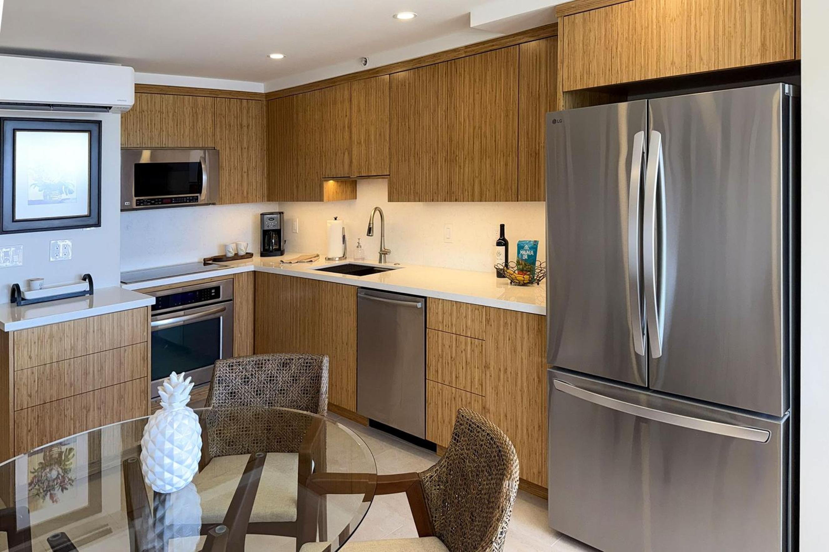 Mana Kai 304 - Renovated Oceanfront 2BR/2BA Condo, Split AC, Beach Access, Views