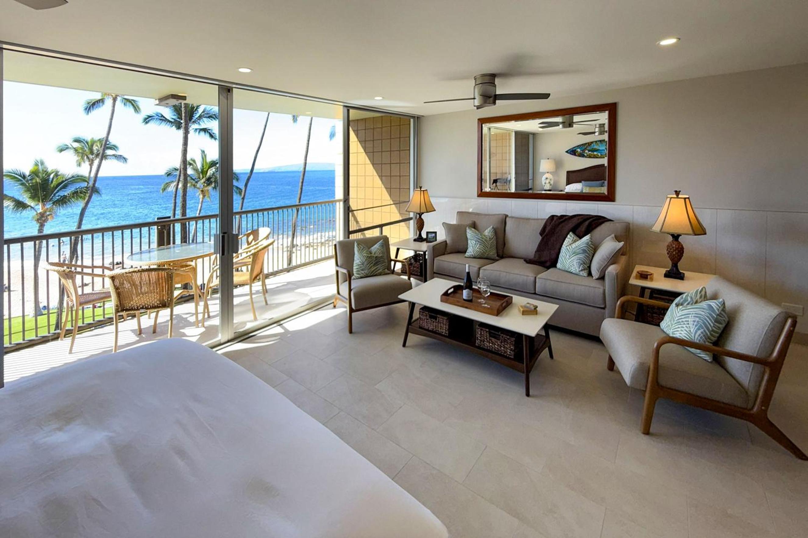 Mana Kai 304 - Renovated Oceanfront 2BR/2BA Condo, Split AC, Beach Access, Views