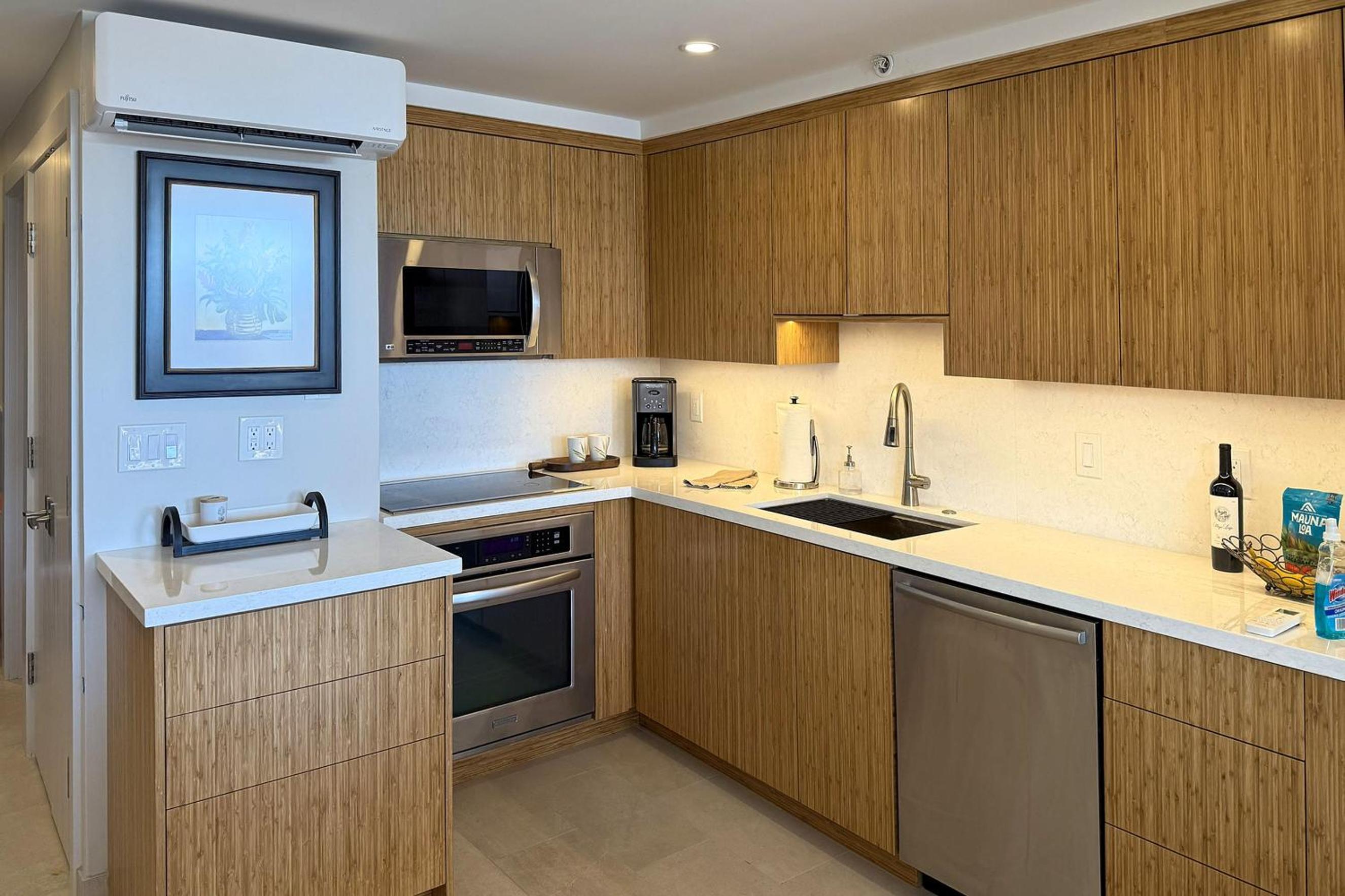 Mana Kai 304 - Renovated Oceanfront 2BR/2BA Condo, Split AC, Beach Access, Views