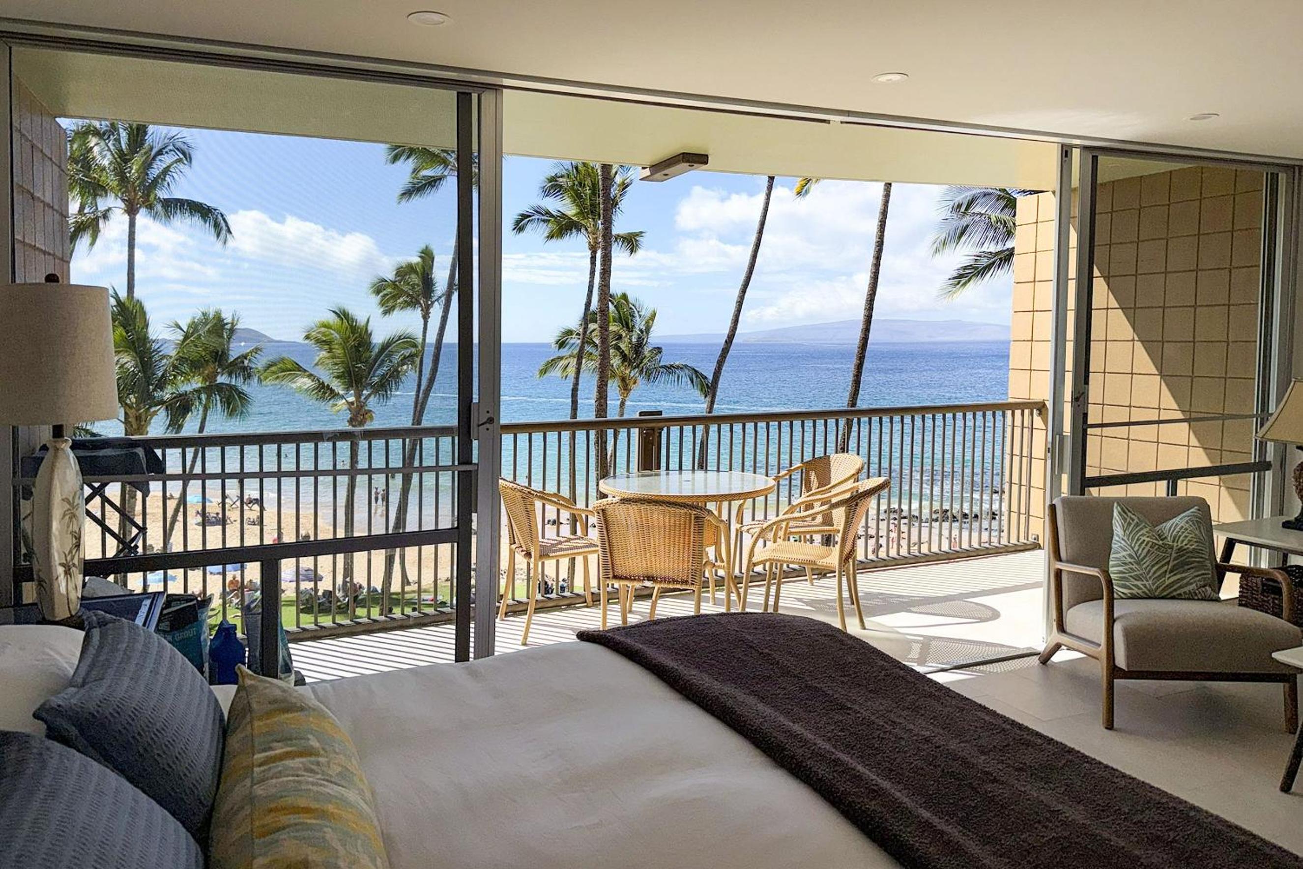 Mana Kai 304 - Renovated Oceanfront 2BR/2BA Condo, Split AC, Beach Access, Views