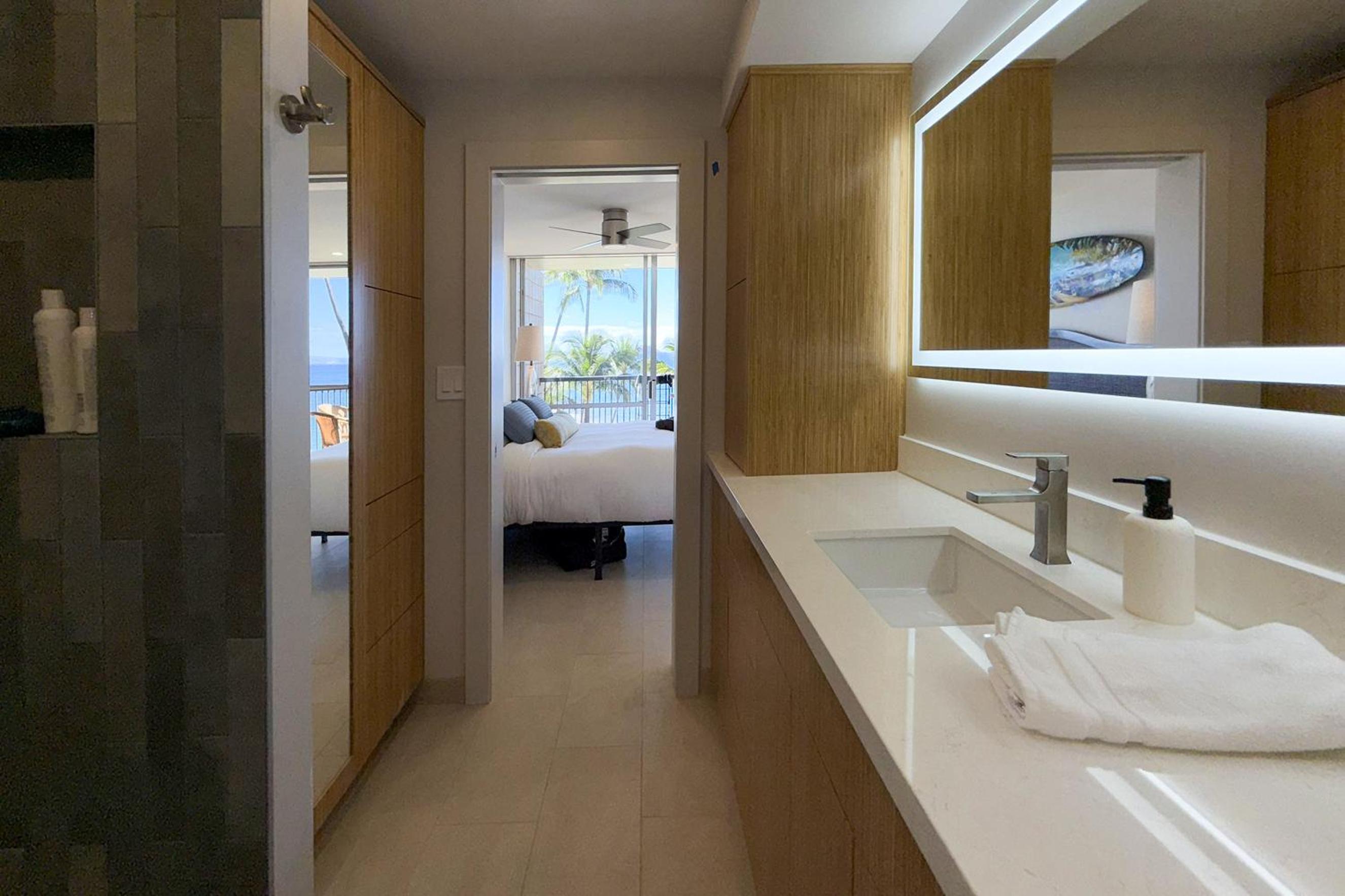 Mana Kai 304 - Renovated Oceanfront 2BR/2BA Condo, Split AC, Beach Access, Views