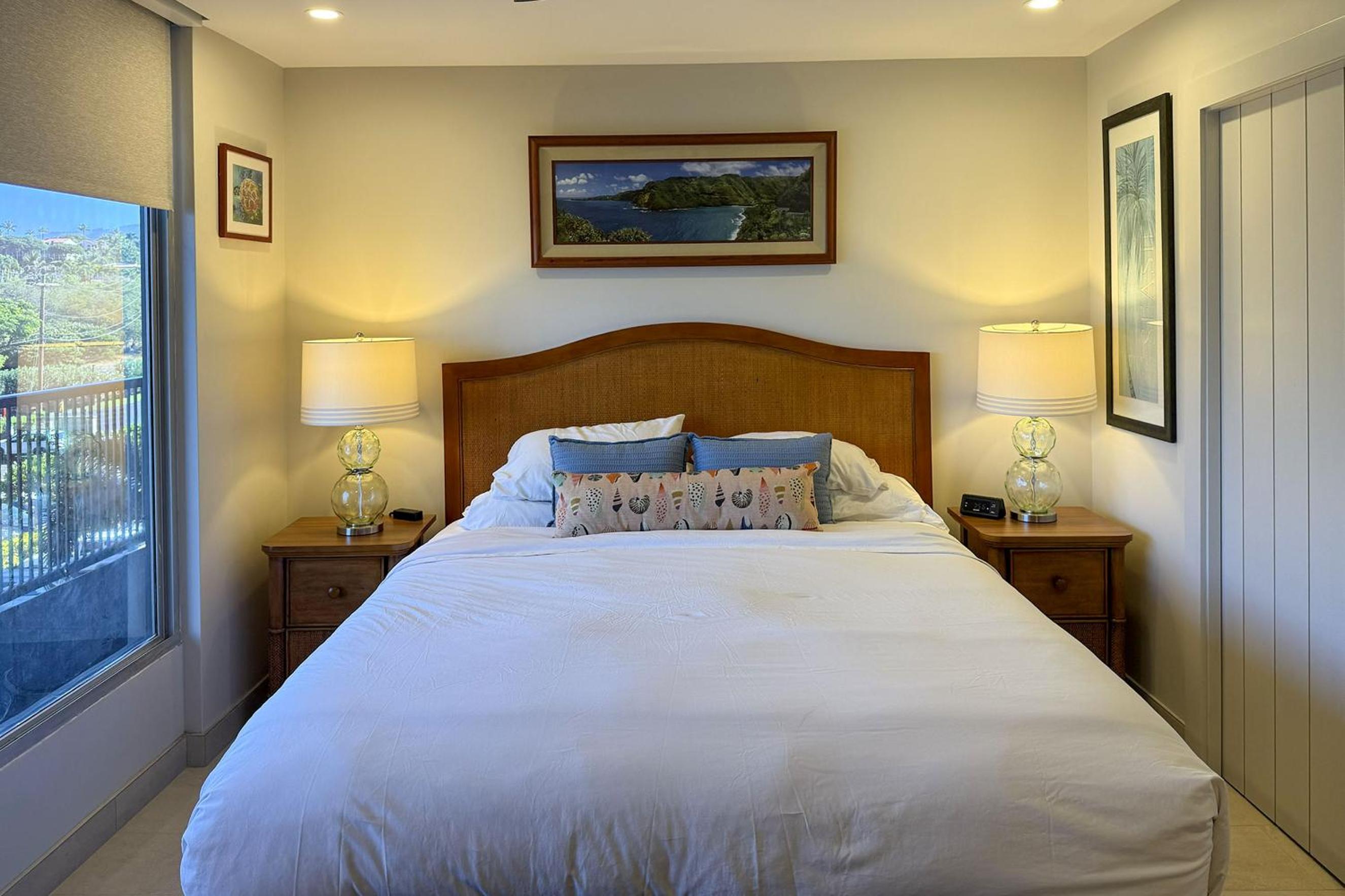 Mana Kai 304 - Renovated Oceanfront 2BR/2BA Condo, Split AC, Beach Access, Views