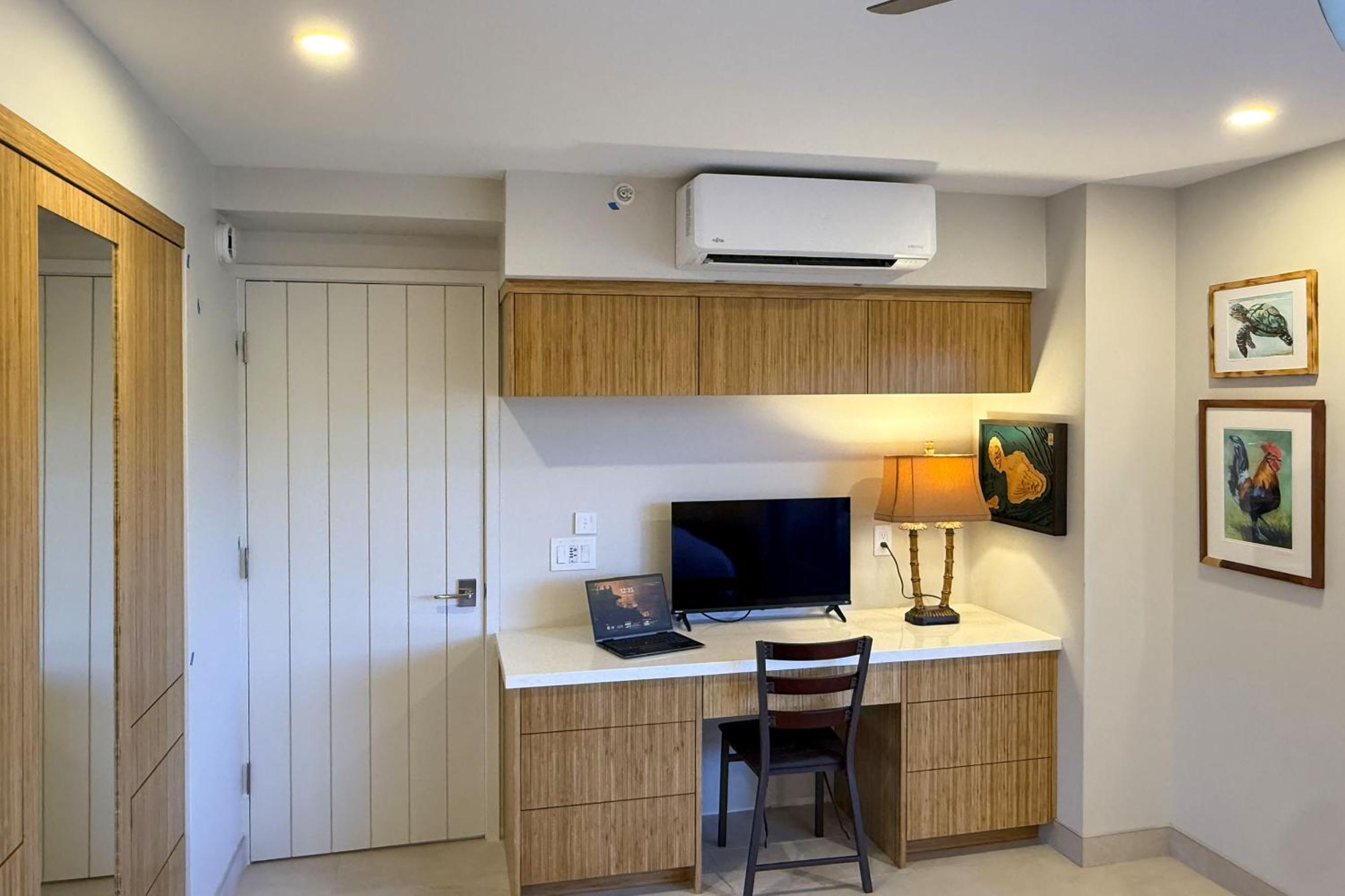 Mana Kai 304 - Renovated Oceanfront 2BR/2BA Condo, Split AC, Beach Access, Views