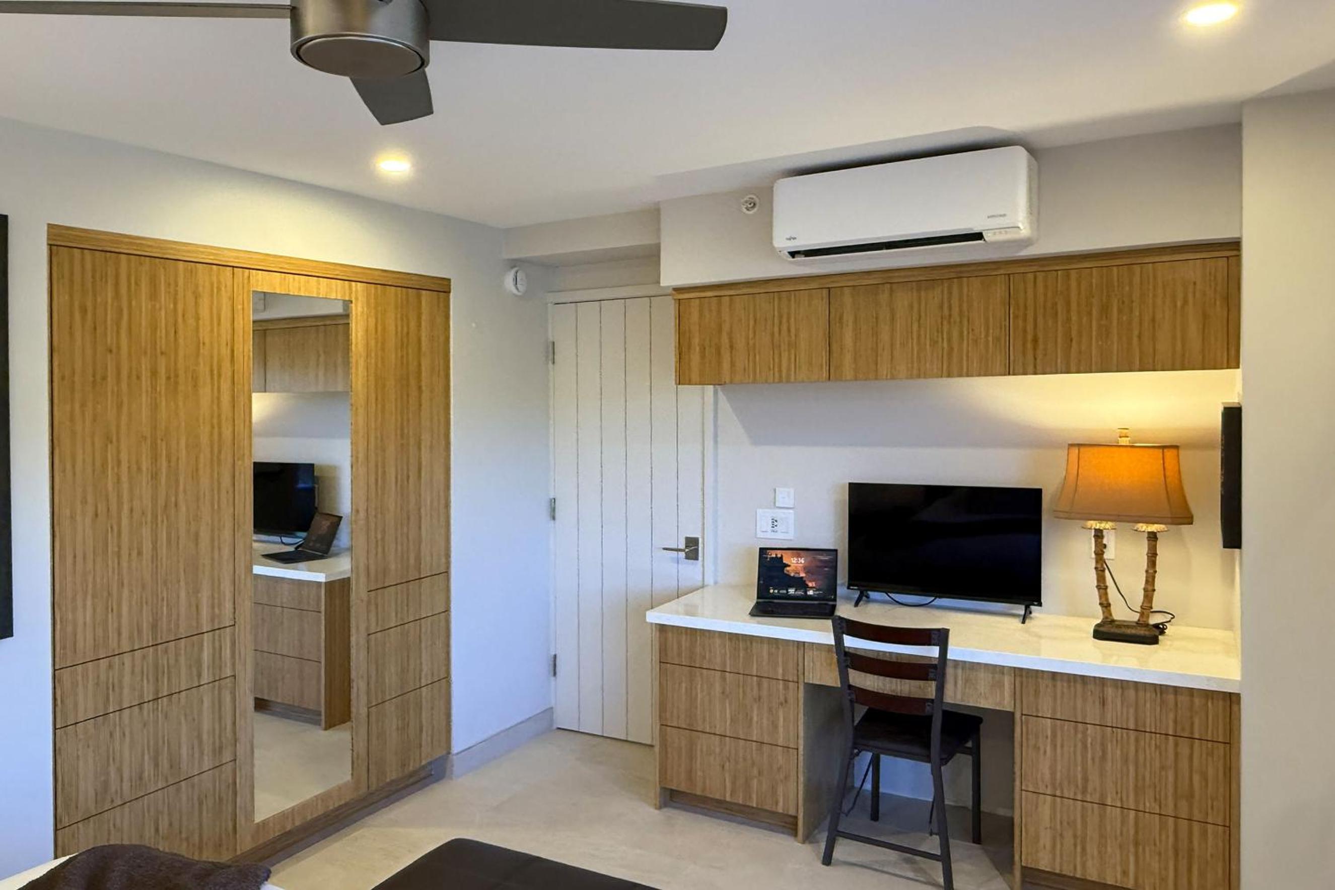 Mana Kai 304 - Renovated Oceanfront 2BR/2BA Condo, Split AC, Beach Access, Views