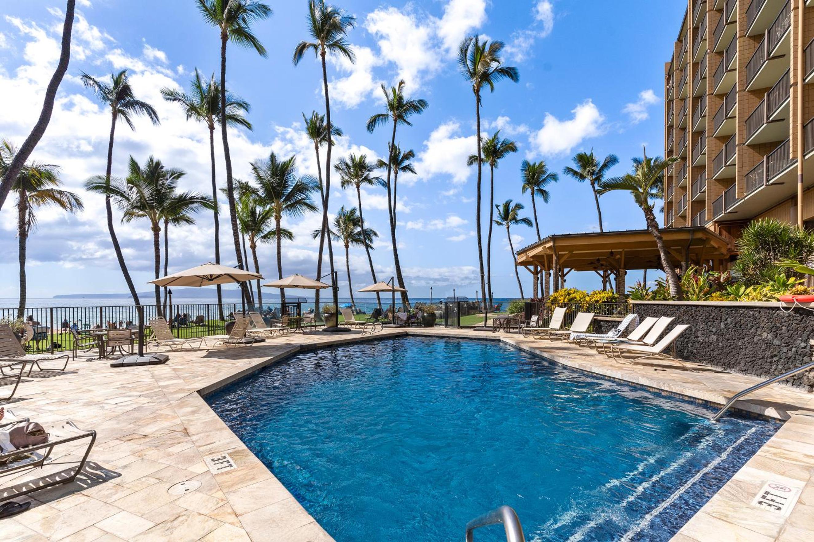 Mana Kai 304 - Renovated Oceanfront 2BR/2BA Condo, Split AC, Beach Access, Views
