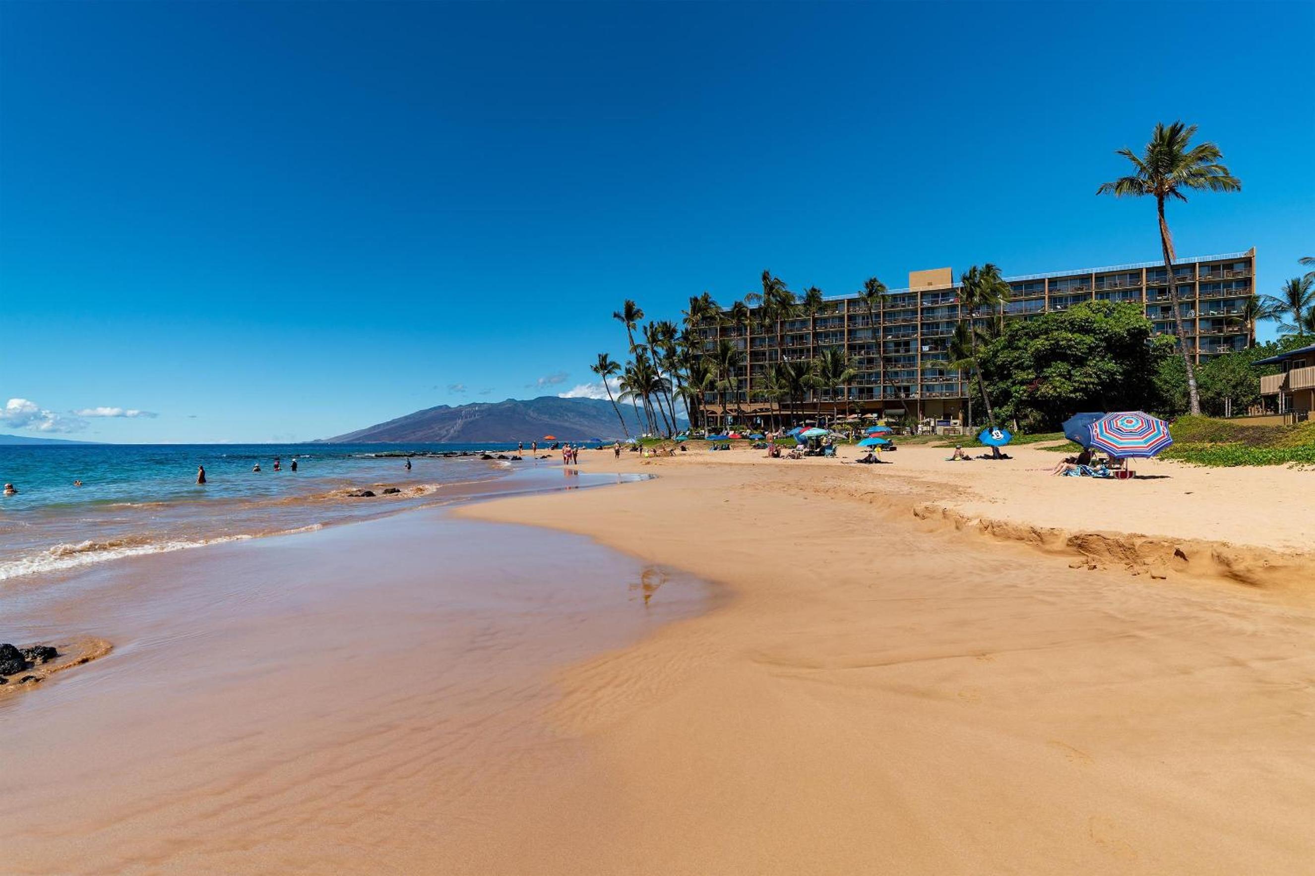 Mana Kai 304 - Renovated Oceanfront 2BR/2BA Condo, Split AC, Beach Access, Views