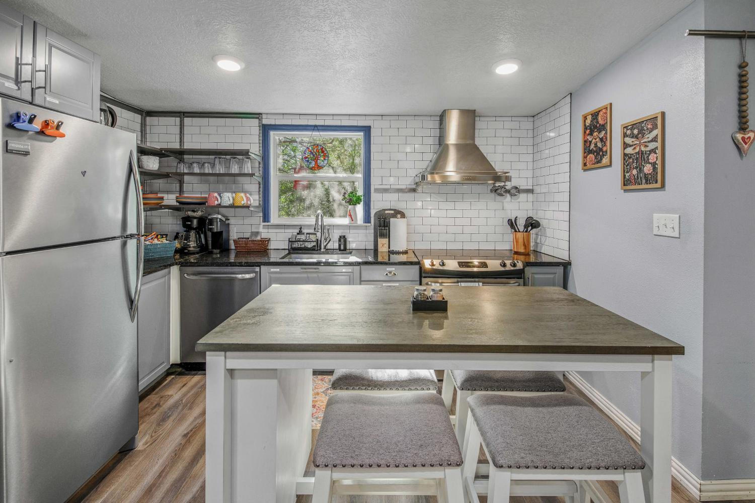 6 Mi to Kyle Field! Pet-Friendly Getaway with Yard