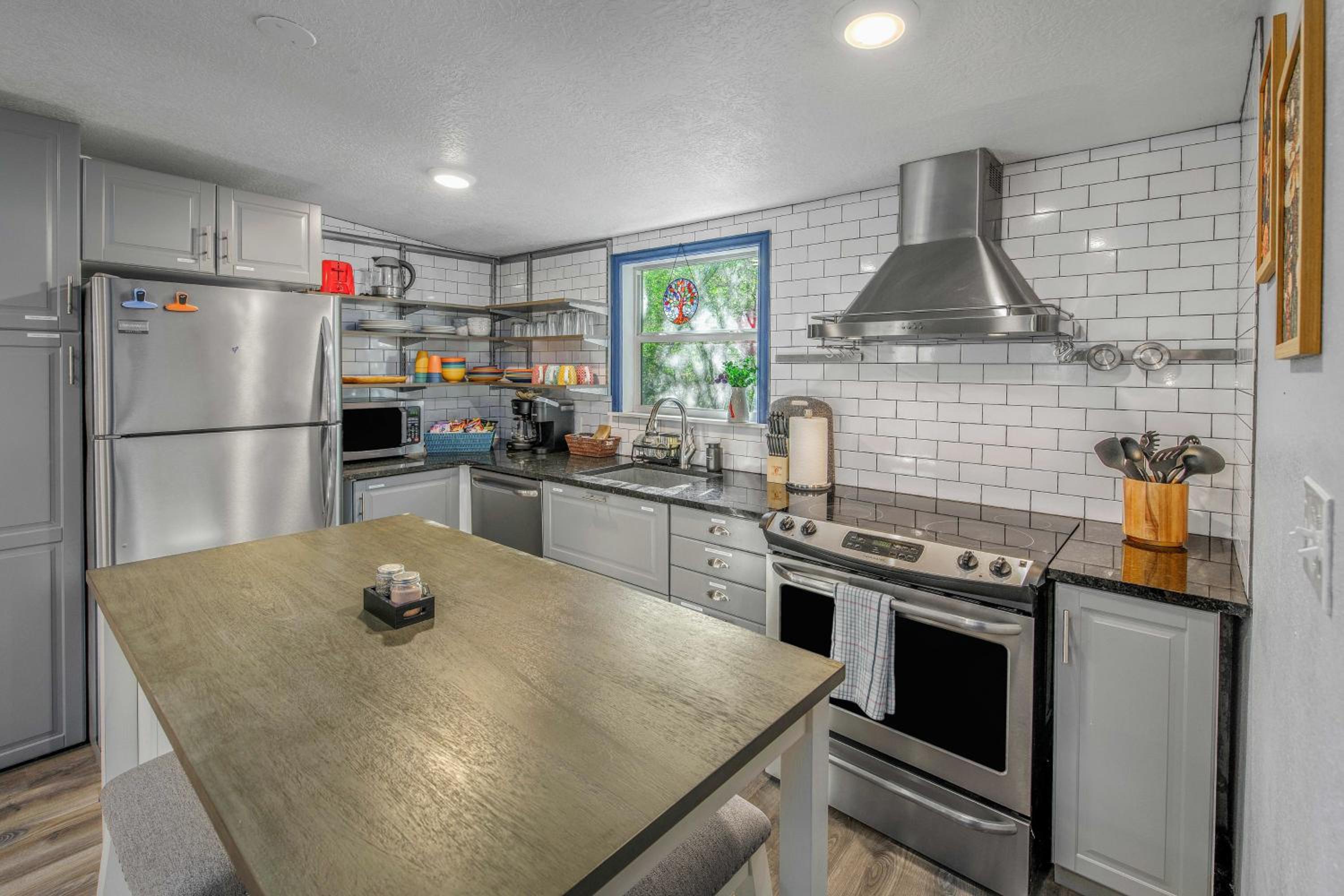 6 Mi to Kyle Field! Pet-Friendly Getaway with Yard