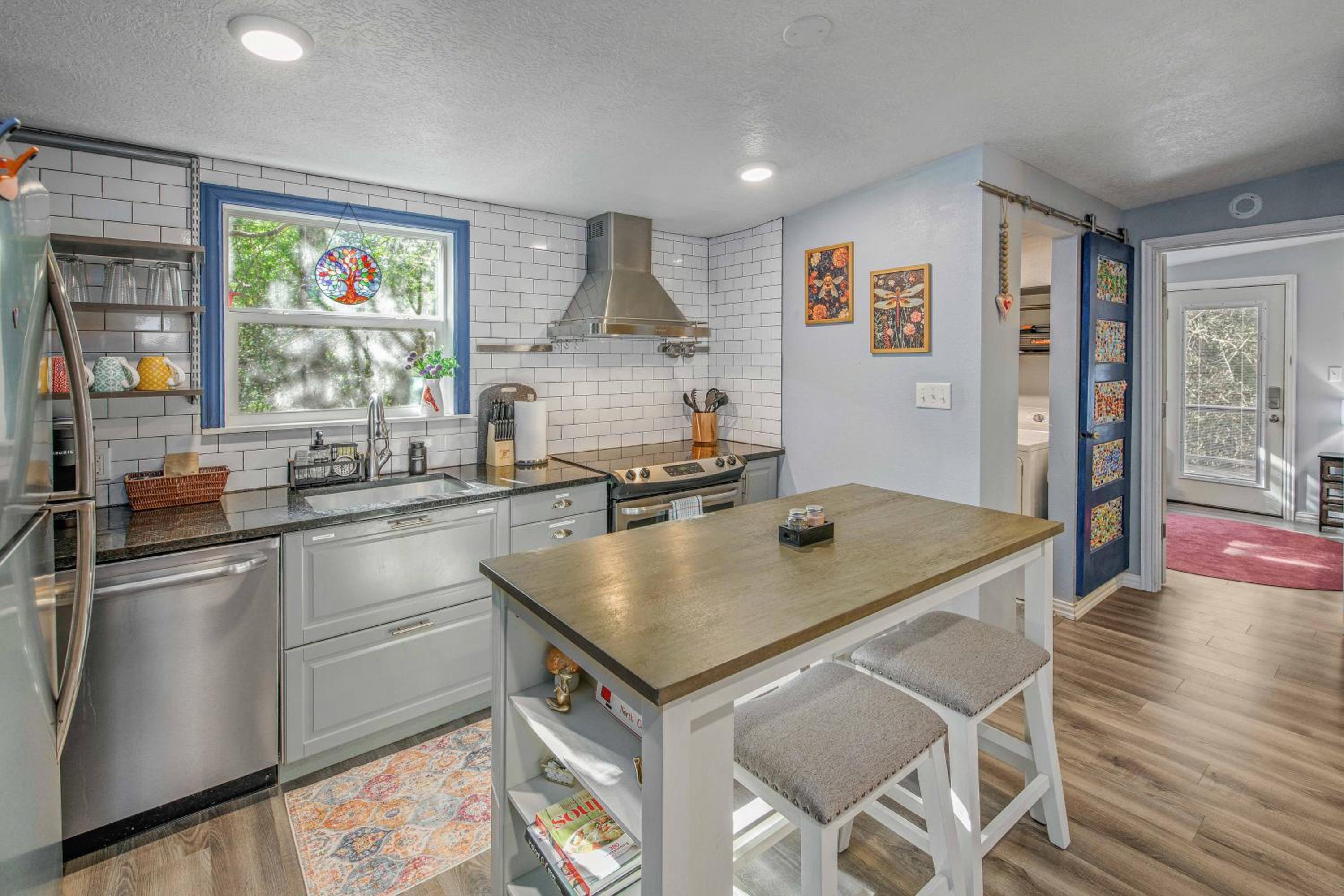 6 Mi to Kyle Field! Pet-Friendly Getaway with Yard